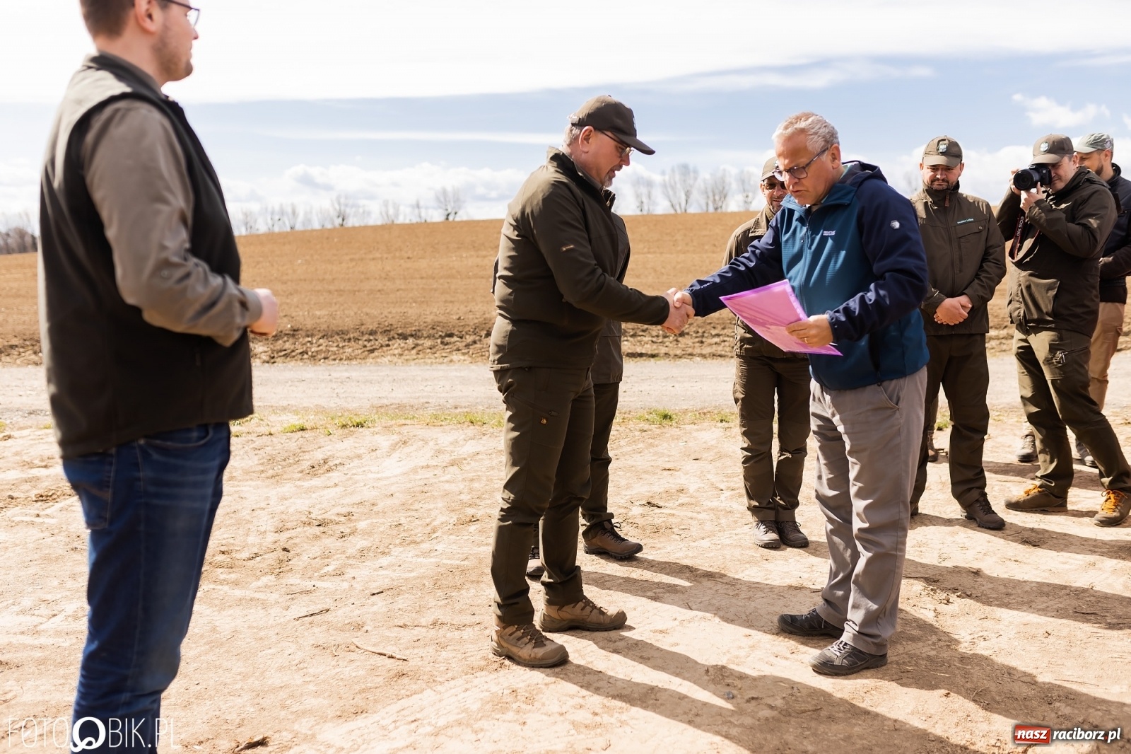 Zdjęcie w galerii na portalu naszraciborz.pl: Oaza zamiast wysypiska. Wiosenne sadzenie drzewek w Krowiarkach [FOTO i WIDEO] wiadomości z regionu