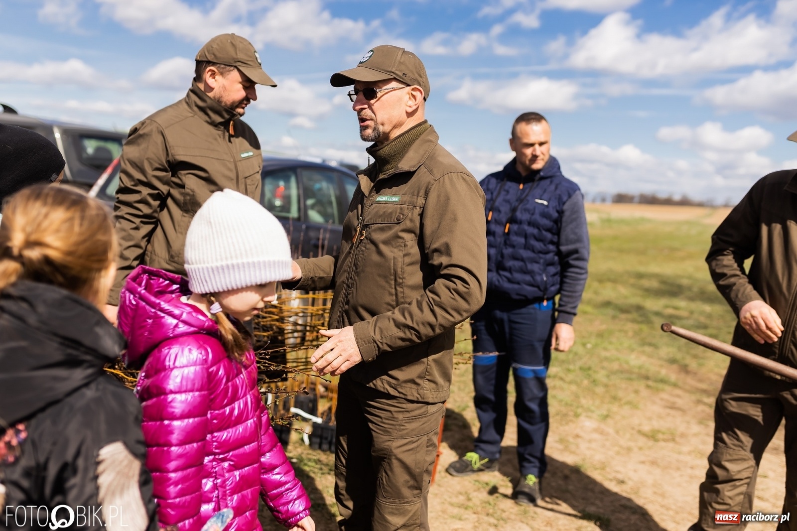 Zdjęcie w galerii na portalu naszraciborz.pl: Oaza zamiast wysypiska. Wiosenne sadzenie drzewek w Krowiarkach [FOTO i WIDEO] wiadomości z regionu