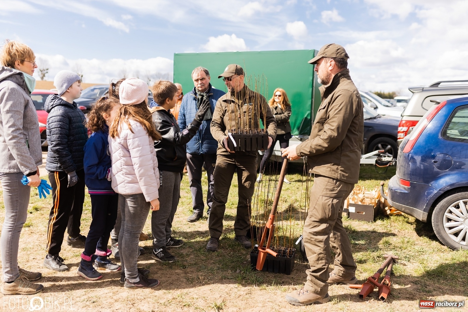 Zdjęcie w galerii na portalu naszraciborz.pl: Oaza zamiast wysypiska. Wiosenne sadzenie drzewek w Krowiarkach [FOTO i WIDEO] wiadomości z regionu
