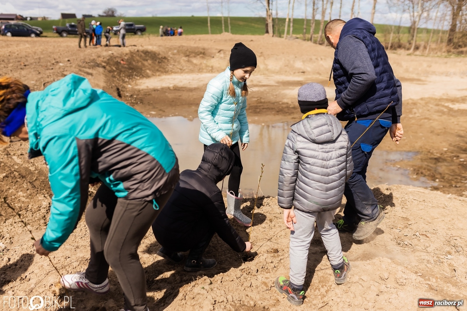 Zdjęcie w galerii na portalu naszraciborz.pl: Oaza zamiast wysypiska. Wiosenne sadzenie drzewek w Krowiarkach [FOTO i WIDEO] wiadomości z regionu
