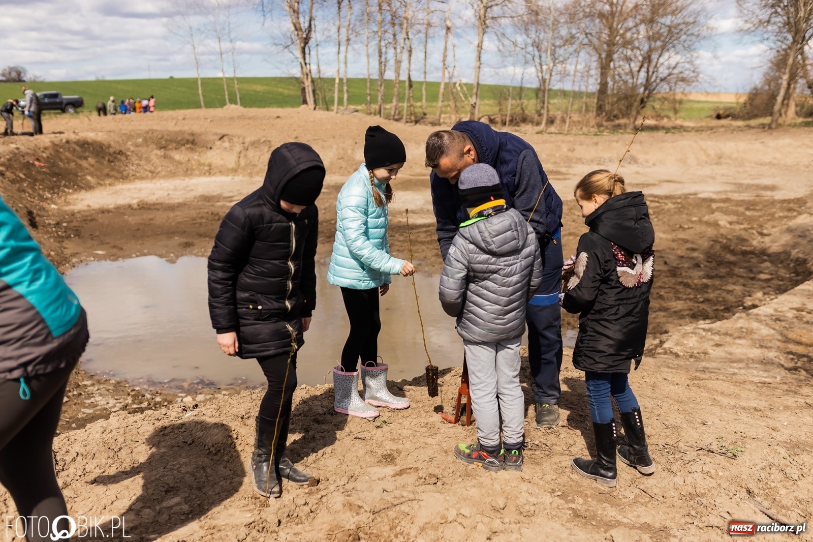 Zdjęcie w galerii na portalu naszraciborz.pl: Oaza zamiast wysypiska. Wiosenne sadzenie drzewek w Krowiarkach [FOTO i WIDEO] wiadomości z regionu