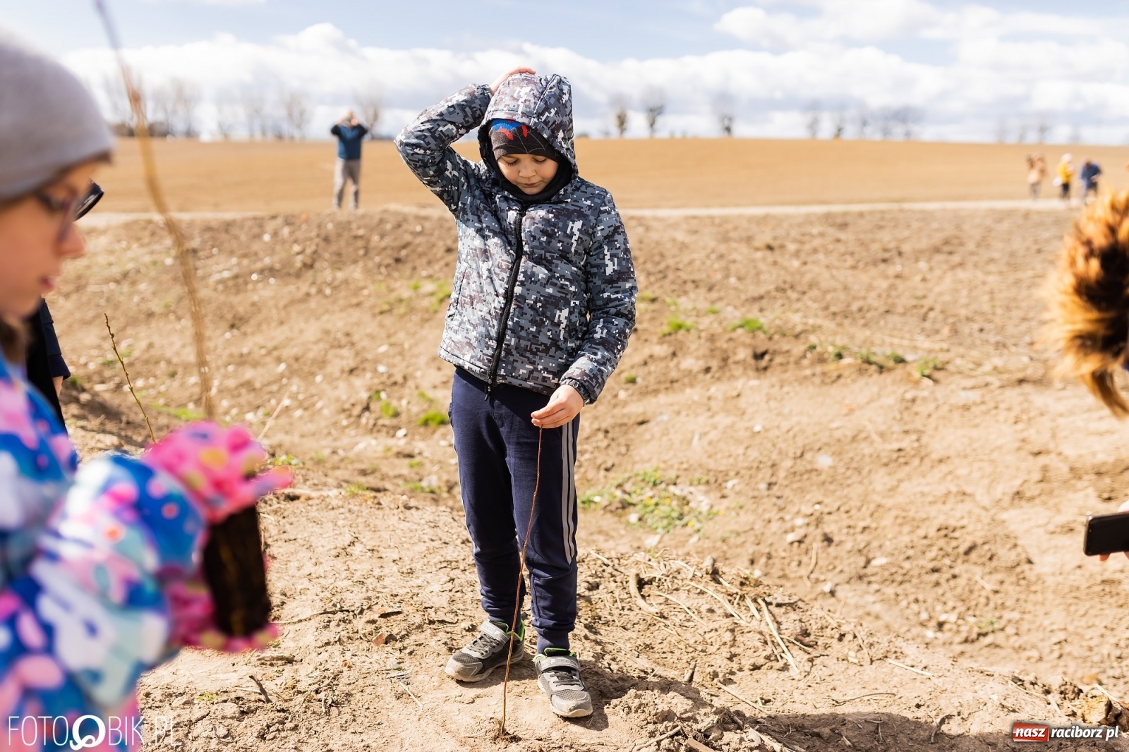 Zdjęcie w galerii na portalu naszraciborz.pl: Oaza zamiast wysypiska. Wiosenne sadzenie drzewek w Krowiarkach [FOTO i WIDEO] wiadomości z regionu