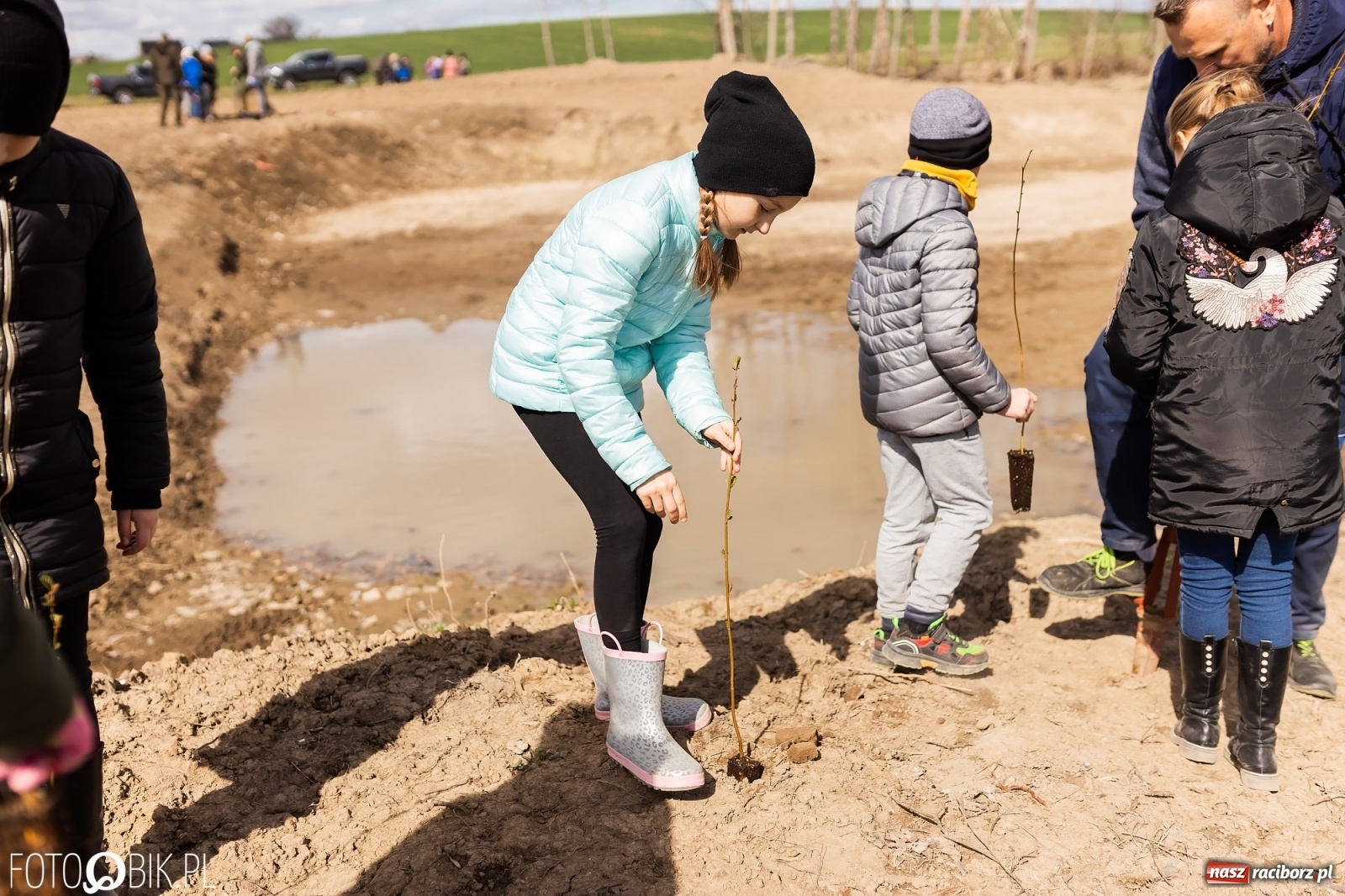 Zdjęcie w galerii na portalu naszraciborz.pl: Oaza zamiast wysypiska. Wiosenne sadzenie drzewek w Krowiarkach [FOTO i WIDEO] wiadomości z regionu