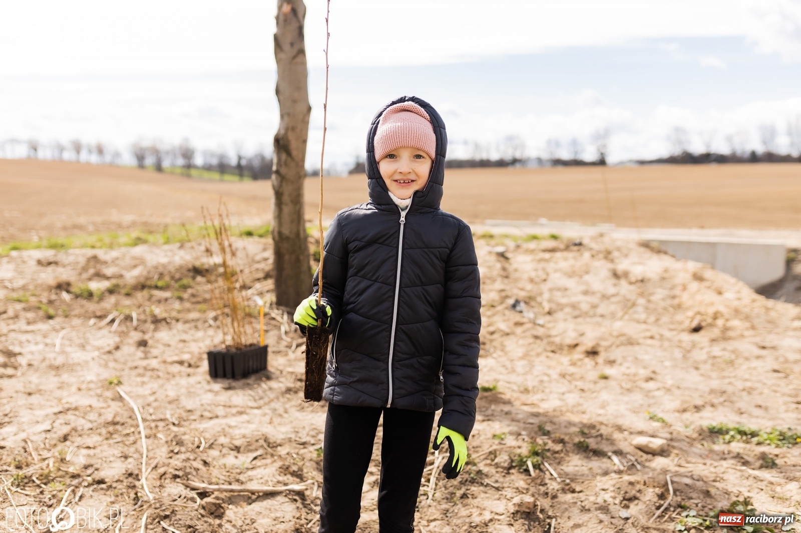 Zdjęcie w galerii na portalu naszraciborz.pl: Oaza zamiast wysypiska. Wiosenne sadzenie drzewek w Krowiarkach [FOTO i WIDEO] wiadomości z regionu