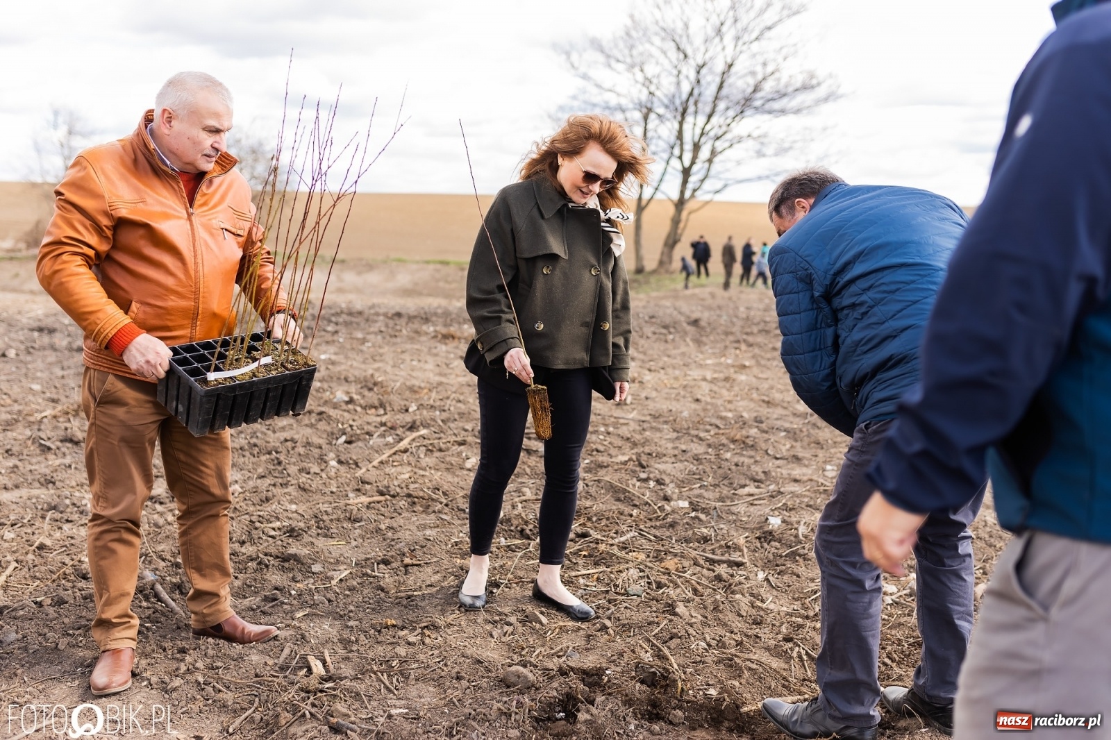 Zdjęcie w galerii na portalu naszraciborz.pl: Oaza zamiast wysypiska. Wiosenne sadzenie drzewek w Krowiarkach [FOTO i WIDEO] wiadomości z regionu