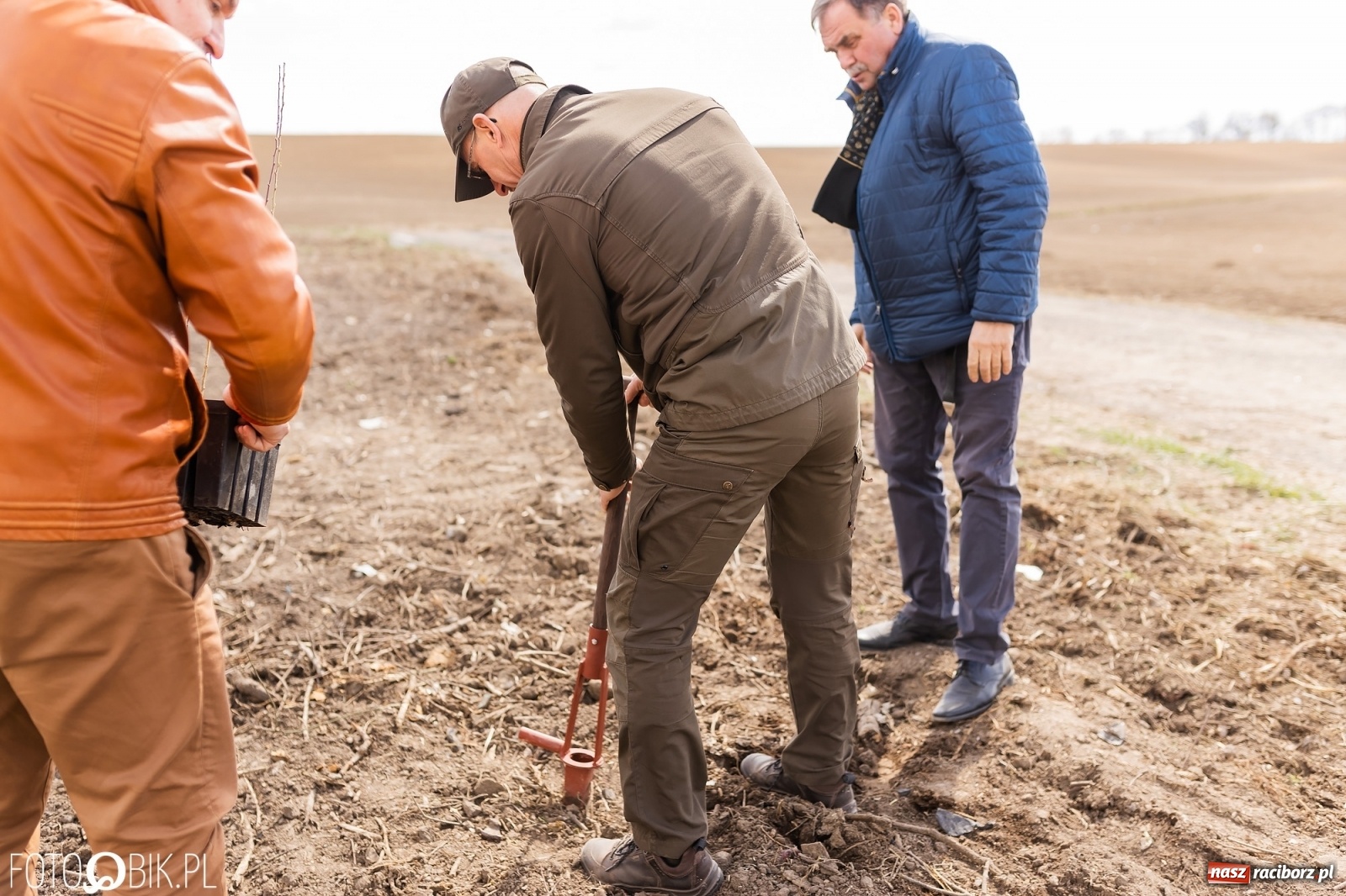Zdjęcie w galerii na portalu naszraciborz.pl: Oaza zamiast wysypiska. Wiosenne sadzenie drzewek w Krowiarkach [FOTO i WIDEO] wiadomości z regionu
