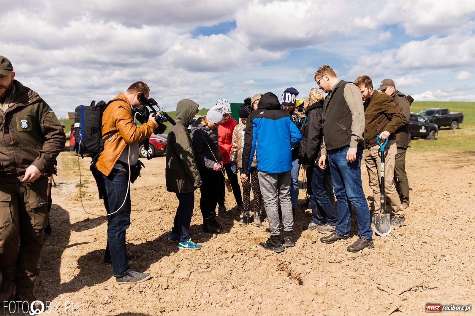 Zdjęcie w galerii na portalu naszraciborz.pl: Oaza zamiast wysypiska. Wiosenne sadzenie drzewek w Krowiarkach [FOTO i WIDEO] wiadomości z regionu
