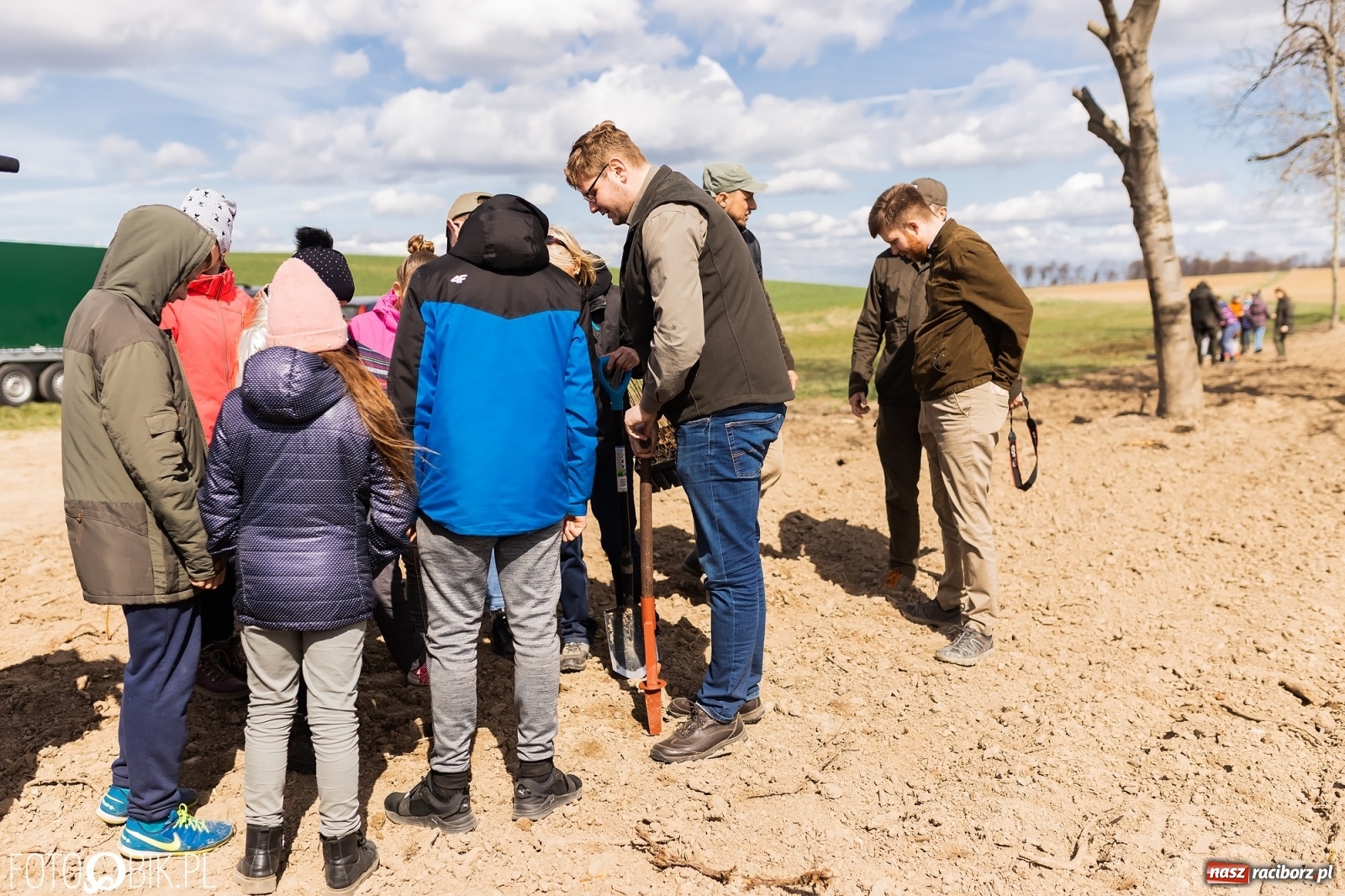 Zdjęcie w galerii na portalu naszraciborz.pl: Oaza zamiast wysypiska. Wiosenne sadzenie drzewek w Krowiarkach [FOTO i WIDEO] wiadomości z regionu
