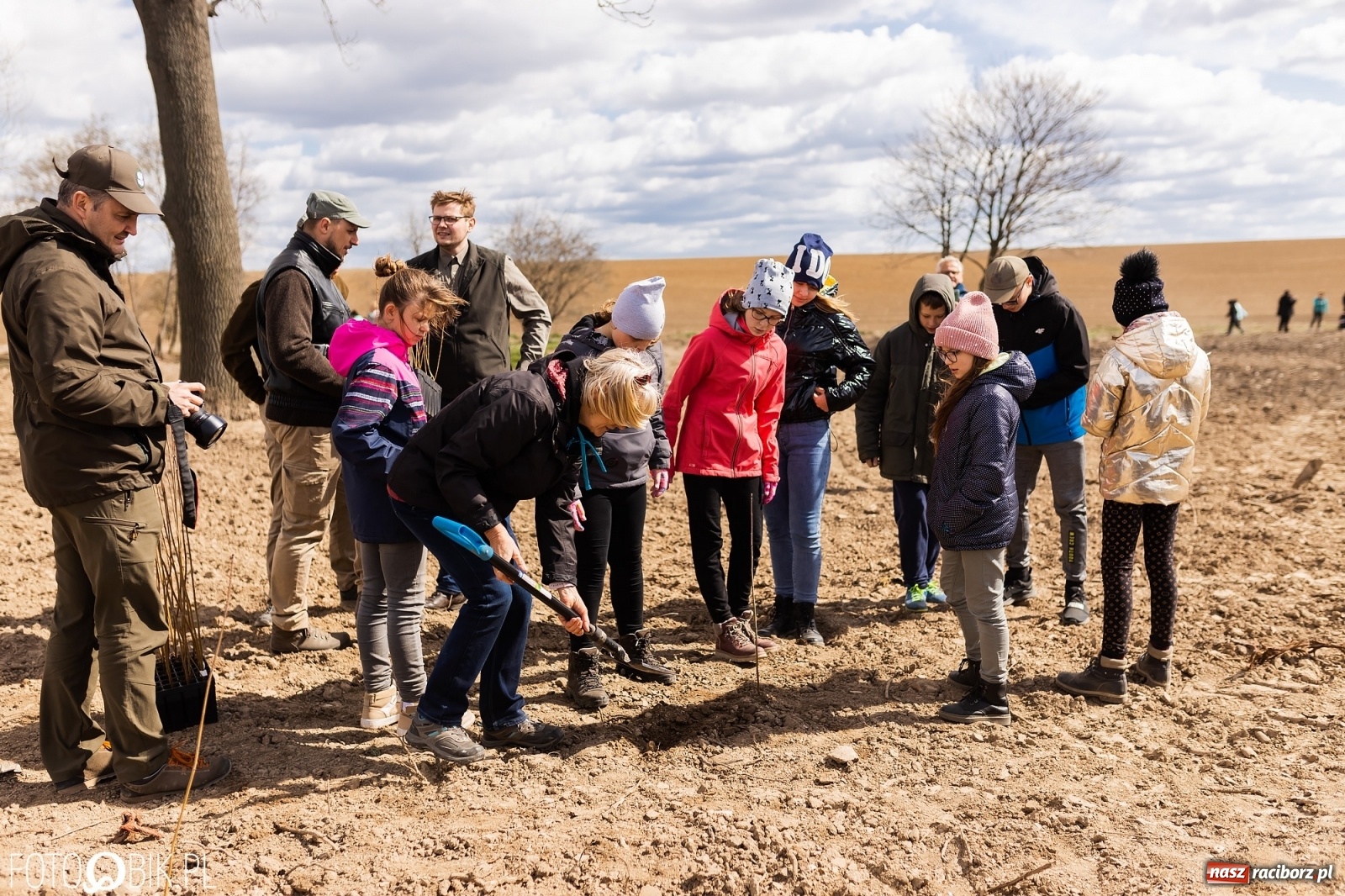 Zdjęcie w galerii na portalu naszraciborz.pl: Oaza zamiast wysypiska. Wiosenne sadzenie drzewek w Krowiarkach [FOTO i WIDEO] wiadomości z regionu