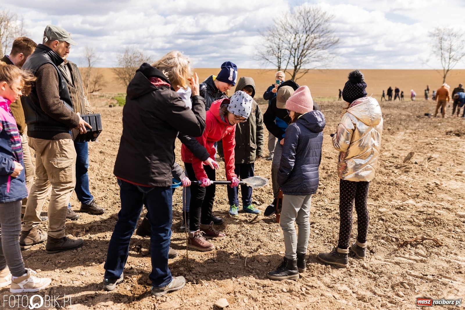 Zdjęcie w galerii na portalu naszraciborz.pl: Oaza zamiast wysypiska. Wiosenne sadzenie drzewek w Krowiarkach [FOTO i WIDEO] wiadomości z regionu