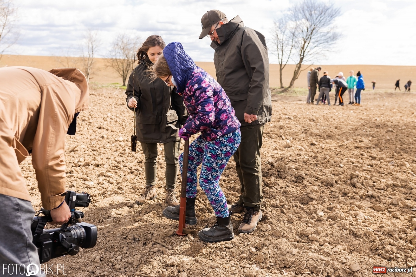 Zdjęcie w galerii na portalu naszraciborz.pl: Oaza zamiast wysypiska. Wiosenne sadzenie drzewek w Krowiarkach [FOTO i WIDEO] wiadomości z regionu
