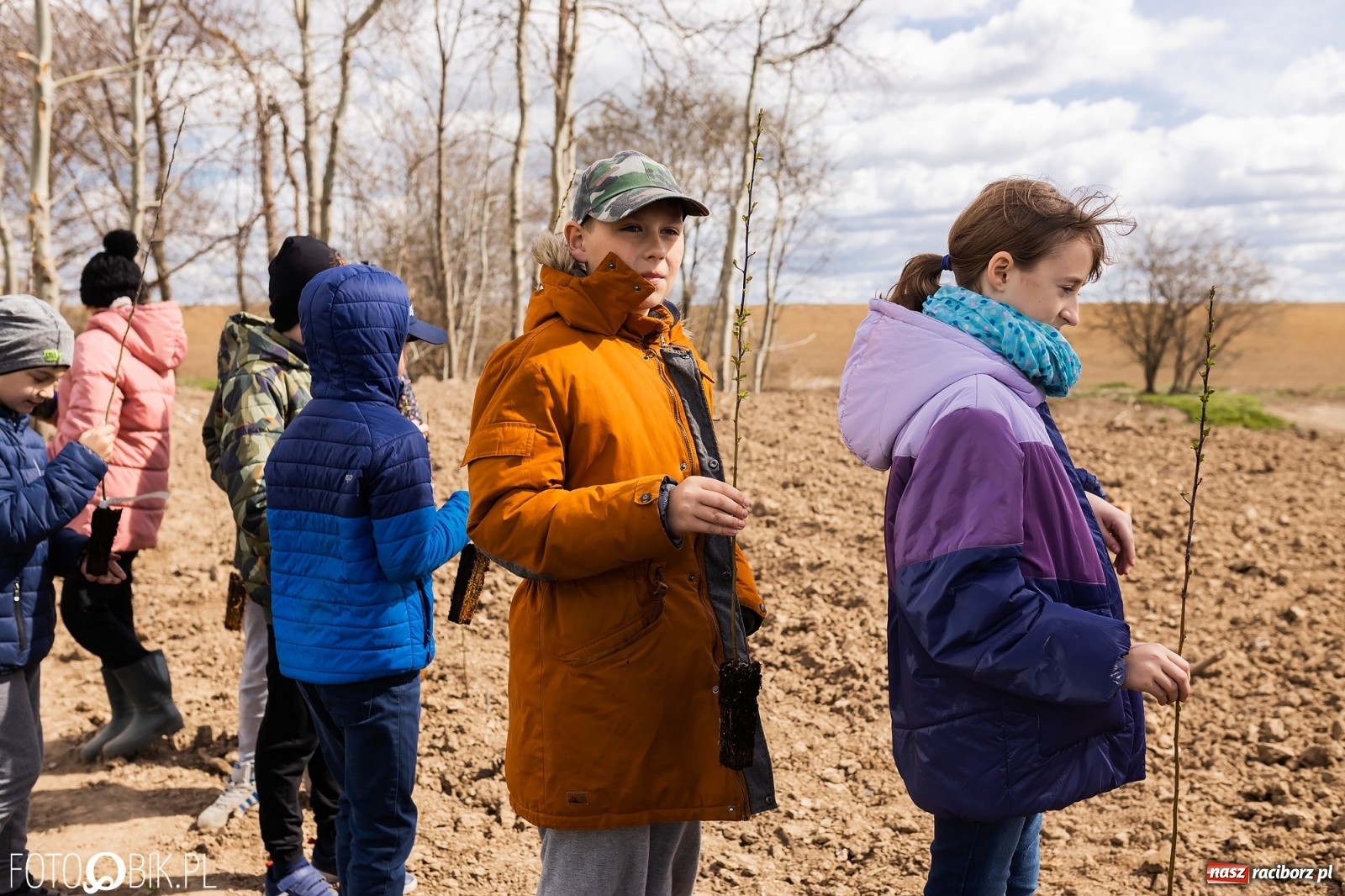Zdjęcie w galerii na portalu naszraciborz.pl: Oaza zamiast wysypiska. Wiosenne sadzenie drzewek w Krowiarkach [FOTO i WIDEO] wiadomości z regionu
