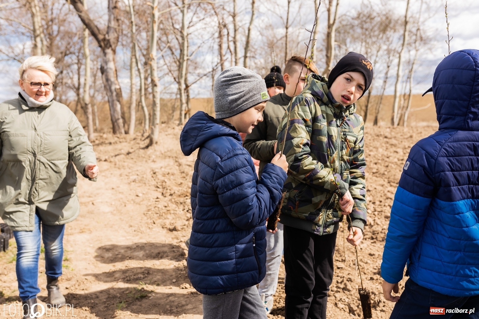 Zdjęcie w galerii na portalu naszraciborz.pl: Oaza zamiast wysypiska. Wiosenne sadzenie drzewek w Krowiarkach [FOTO i WIDEO] wiadomości z regionu