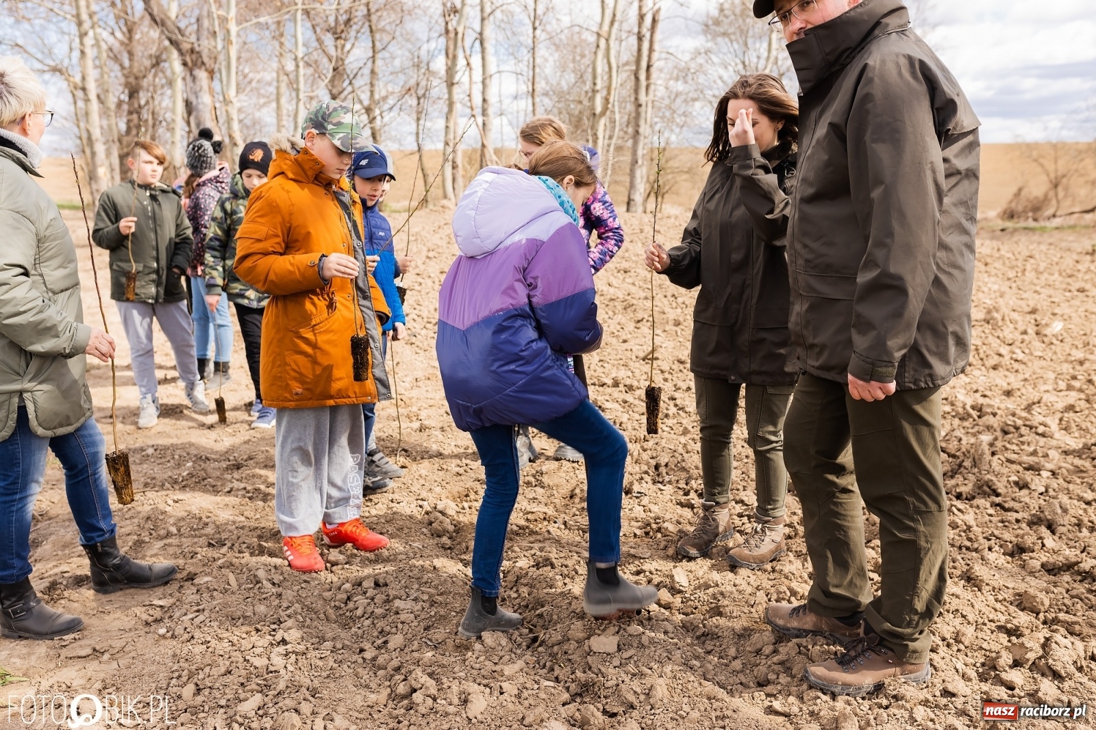 Zdjęcie w galerii na portalu naszraciborz.pl: Oaza zamiast wysypiska. Wiosenne sadzenie drzewek w Krowiarkach [FOTO i WIDEO] wiadomości z regionu