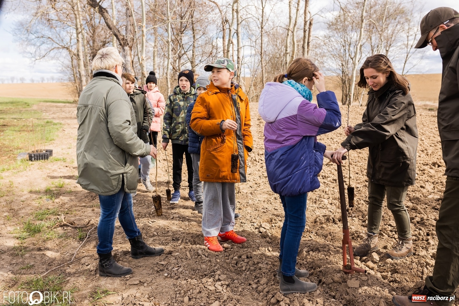 Zdjęcie w galerii na portalu naszraciborz.pl: Oaza zamiast wysypiska. Wiosenne sadzenie drzewek w Krowiarkach [FOTO i WIDEO] wiadomości z regionu