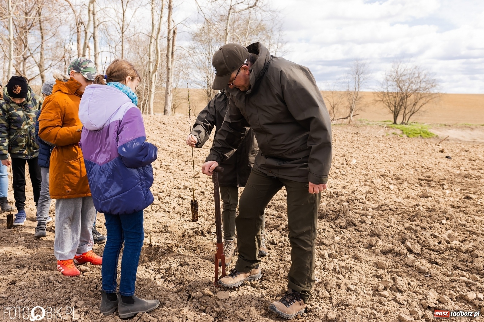 Zdjęcie w galerii na portalu naszraciborz.pl: Oaza zamiast wysypiska. Wiosenne sadzenie drzewek w Krowiarkach [FOTO i WIDEO] wiadomości z regionu