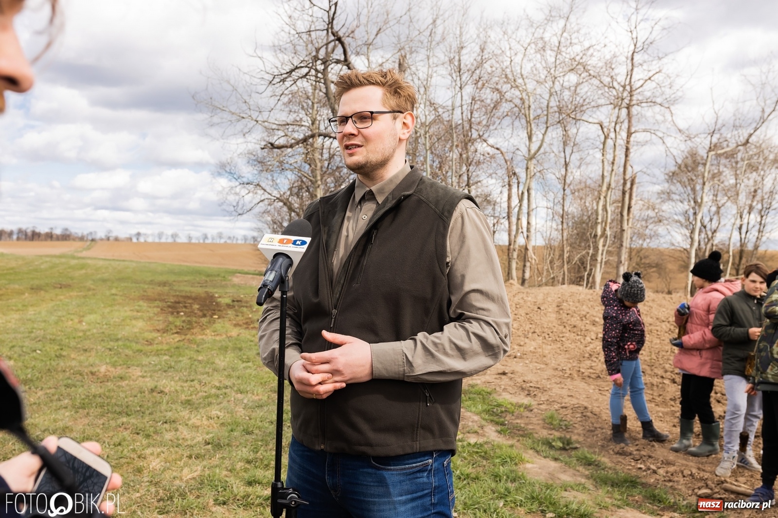 Zdjęcie w galerii na portalu naszraciborz.pl: Oaza zamiast wysypiska. Wiosenne sadzenie drzewek w Krowiarkach [FOTO i WIDEO] wiadomości z regionu