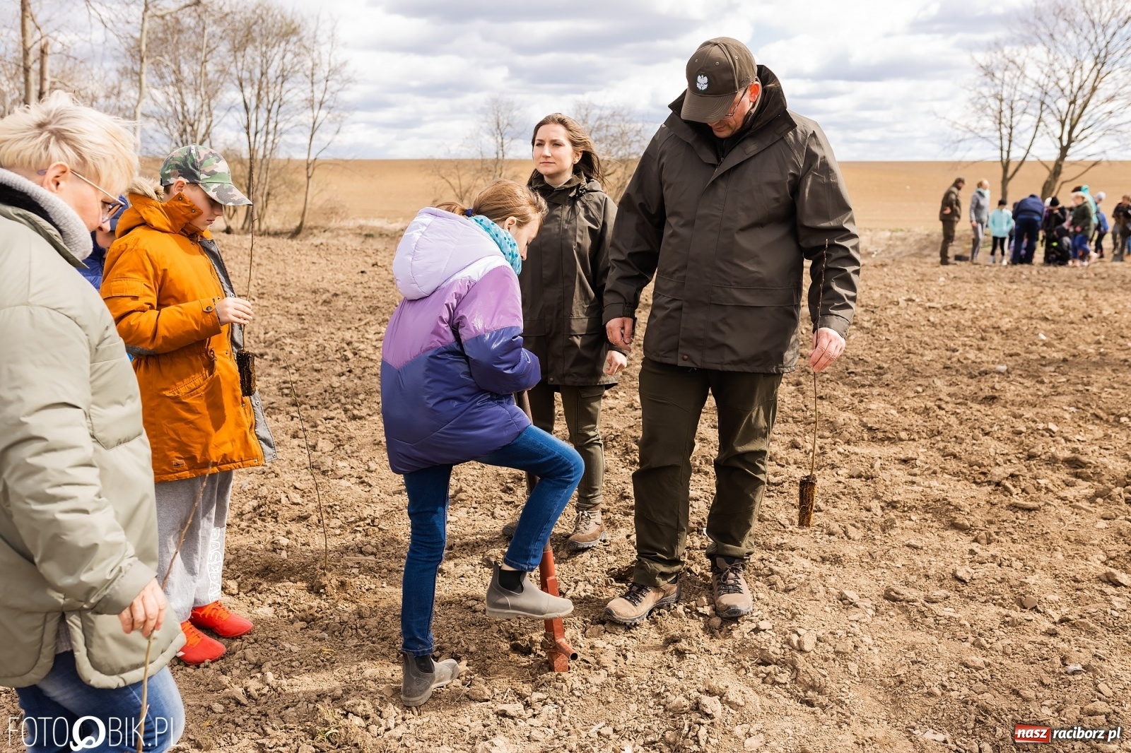 Zdjęcie w galerii na portalu naszraciborz.pl: Oaza zamiast wysypiska. Wiosenne sadzenie drzewek w Krowiarkach [FOTO i WIDEO] wiadomości z regionu