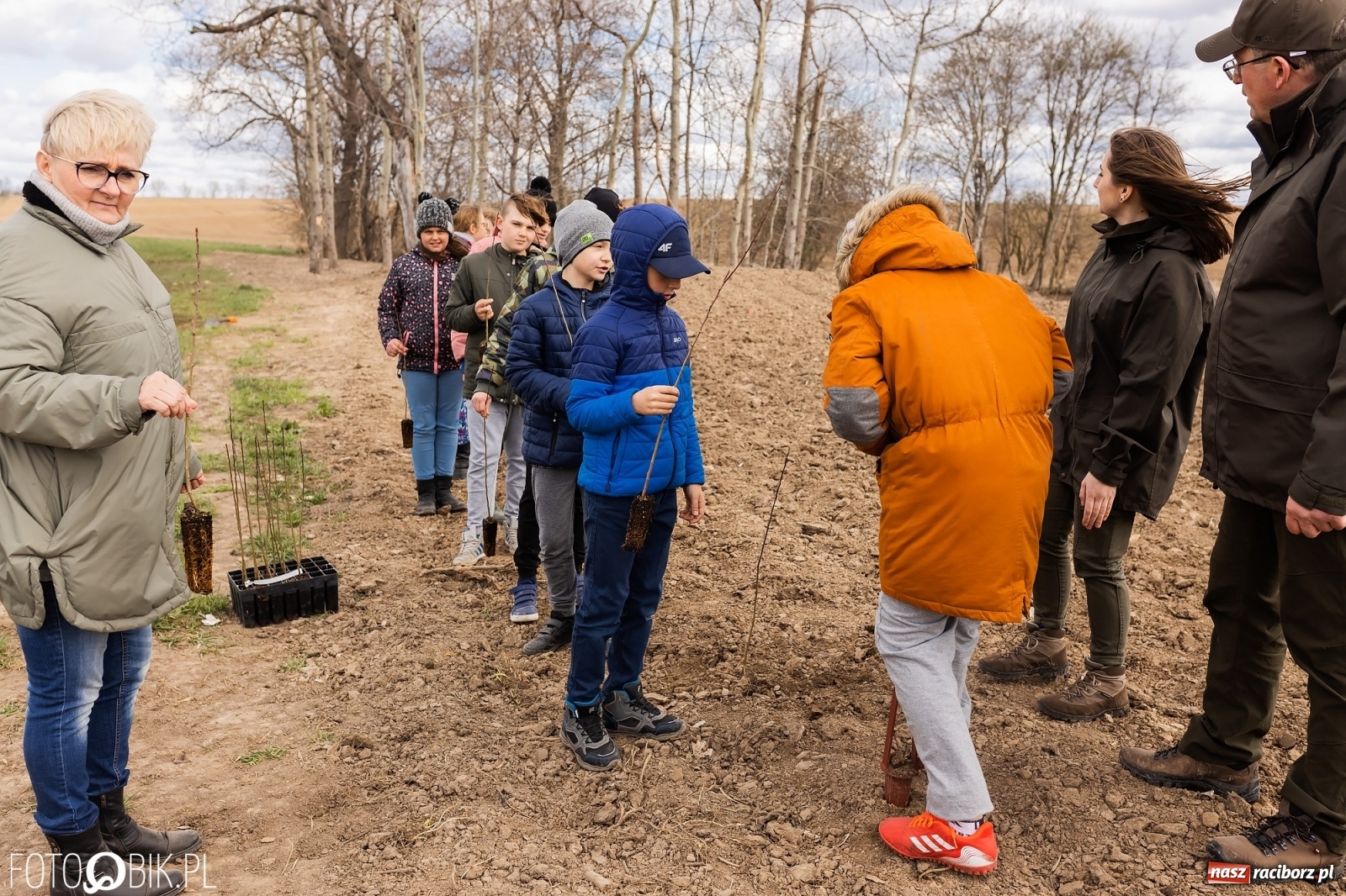 Zdjęcie w galerii na portalu naszraciborz.pl: Oaza zamiast wysypiska. Wiosenne sadzenie drzewek w Krowiarkach [FOTO i WIDEO] wiadomości z regionu