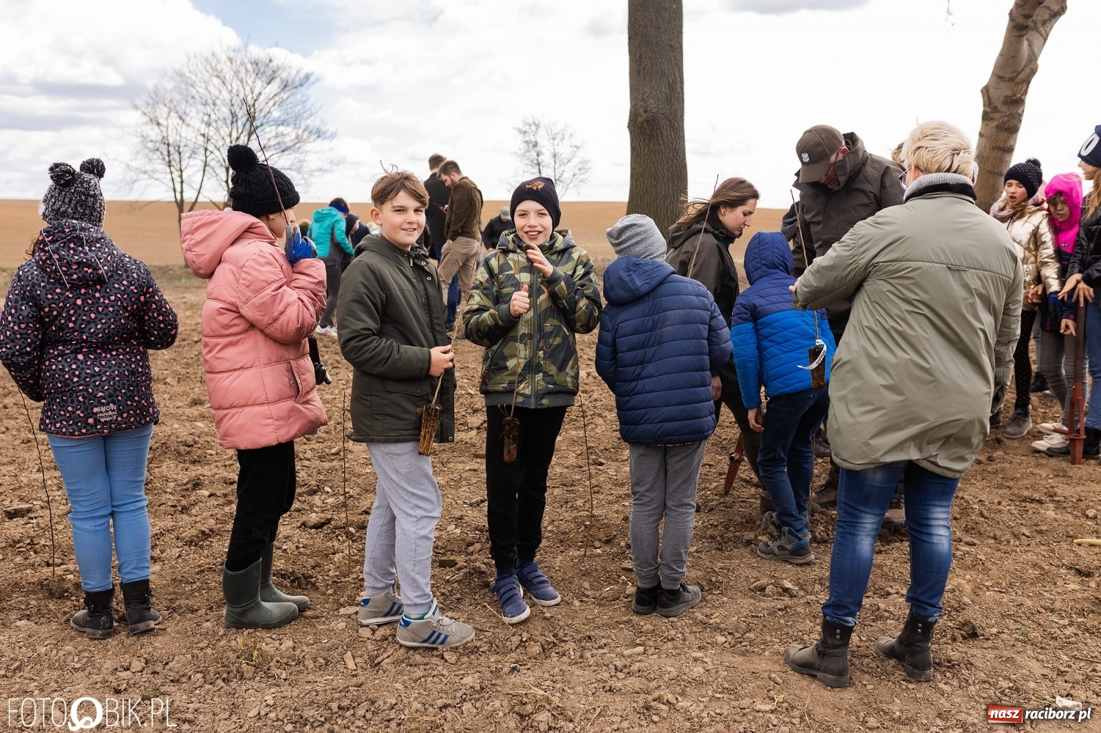 Zdjęcie w galerii na portalu naszraciborz.pl: Oaza zamiast wysypiska. Wiosenne sadzenie drzewek w Krowiarkach [FOTO i WIDEO] wiadomości z regionu
