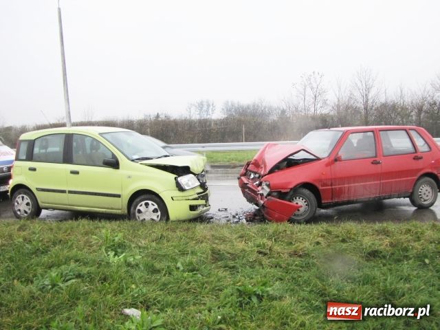 Zdjęcie w galerii na portalu naszraciborz.pl: Czołowe zderzenie na Piaskowej wiadomości z regionu