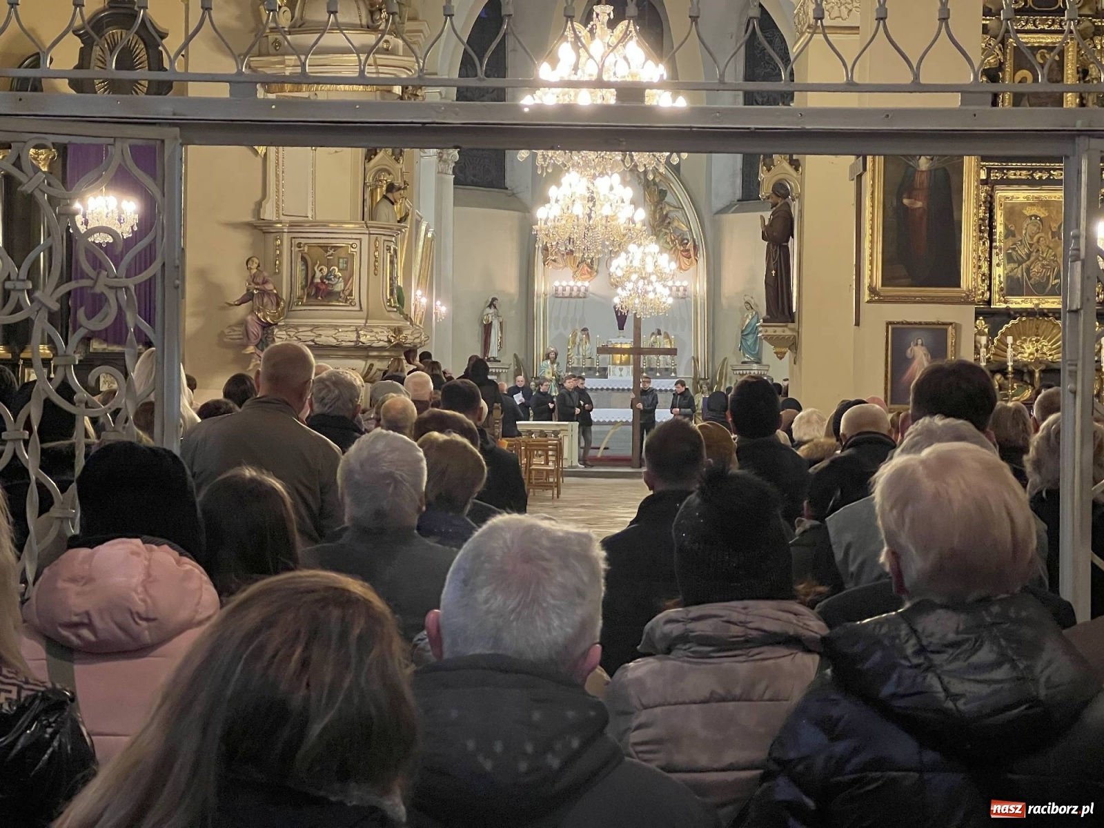 Zdjęcie w galerii na portalu naszraciborz.pl: Droga Krzyżowa ulicami Raciborza [FOTO i WIDEO] wiadomości z regionu