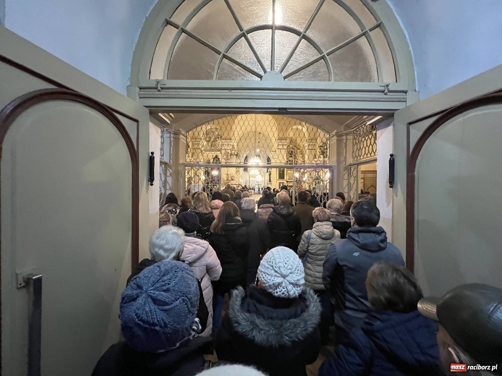 Zdjęcie w galerii na portalu naszraciborz.pl: Droga Krzyżowa ulicami Raciborza [FOTO i WIDEO] wiadomości z regionu