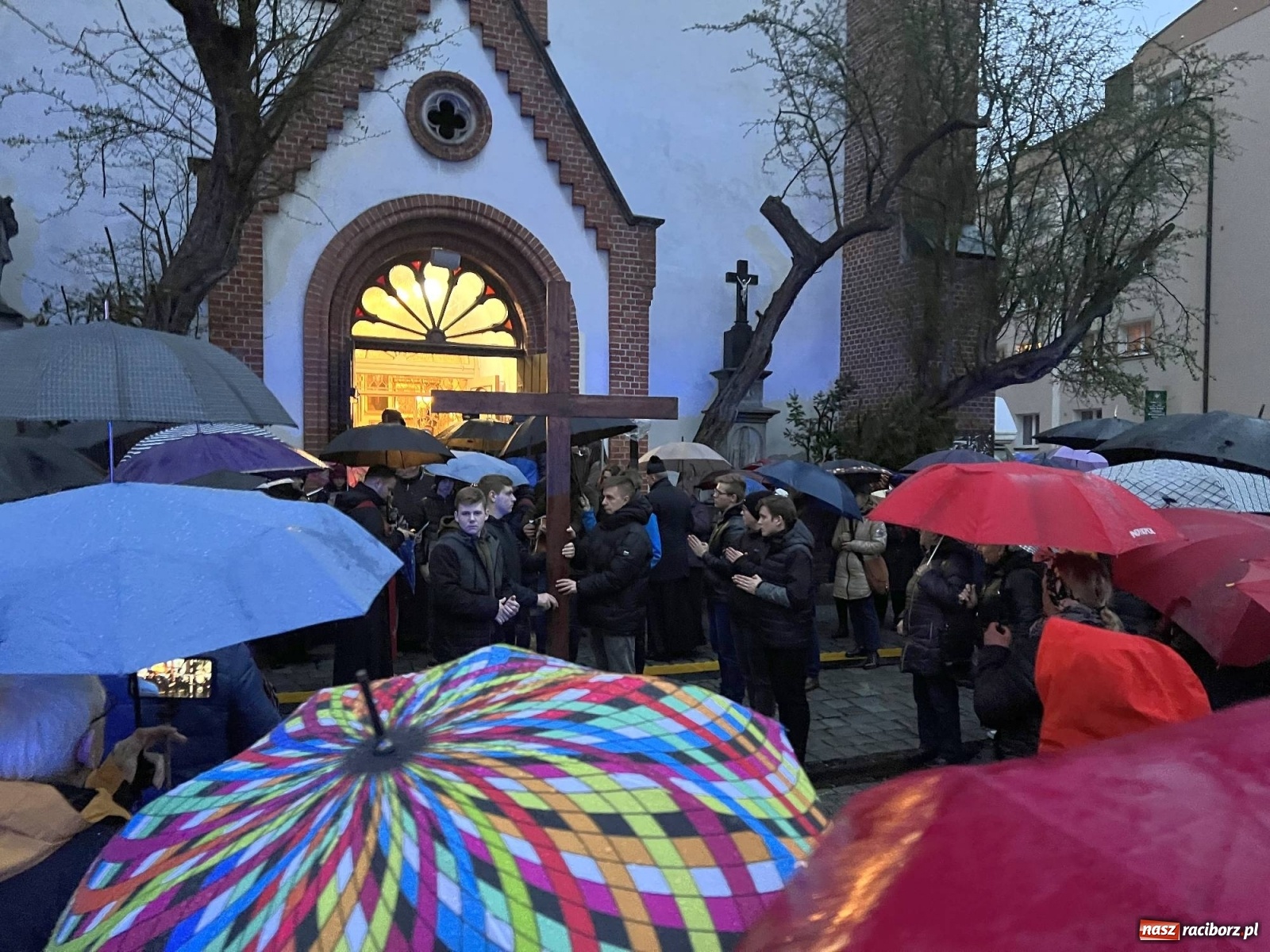 Zdjęcie w galerii na portalu naszraciborz.pl: Droga Krzyżowa ulicami Raciborza [FOTO i WIDEO] wiadomości z regionu