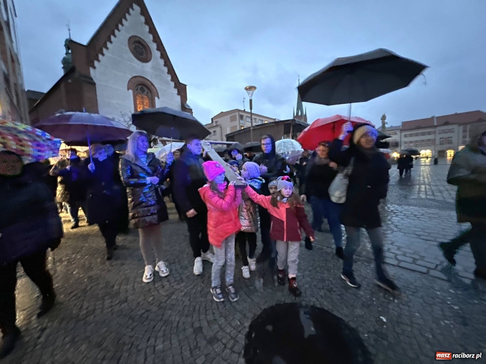 Zdjęcie w galerii na portalu naszraciborz.pl: Droga Krzyżowa ulicami Raciborza [FOTO i WIDEO] wiadomości z regionu