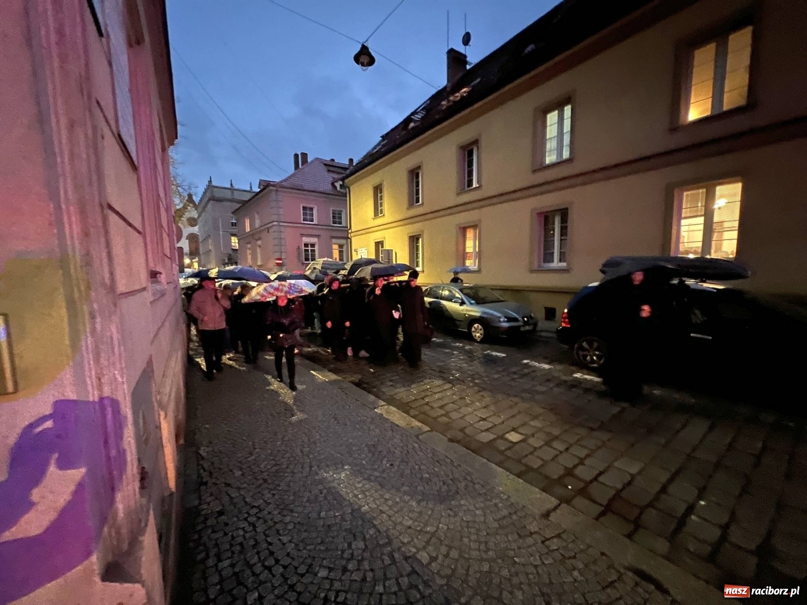 Zdjęcie w galerii na portalu naszraciborz.pl: Droga Krzyżowa ulicami Raciborza [FOTO i WIDEO] wiadomości z regionu