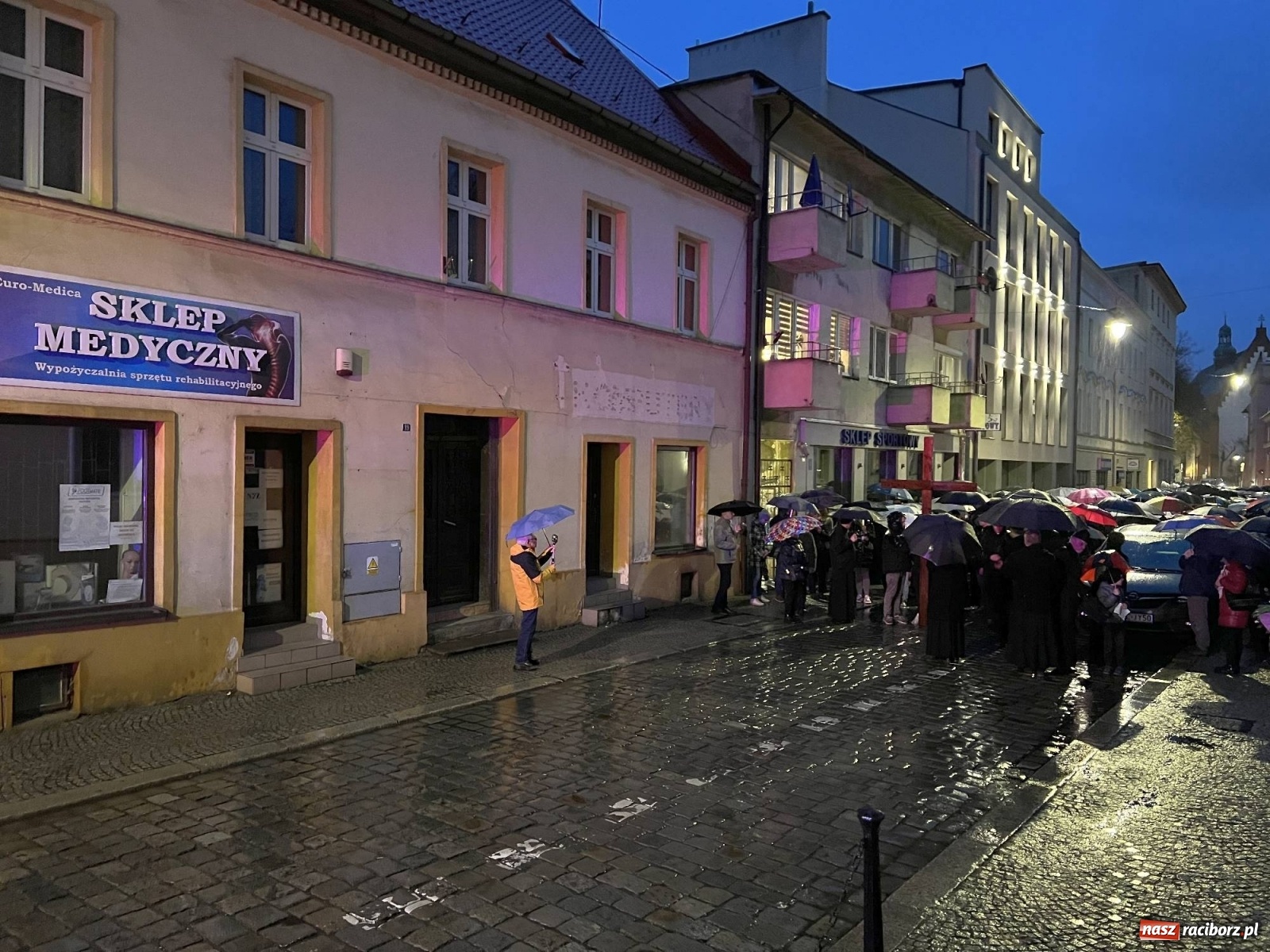 Zdjęcie w galerii na portalu naszraciborz.pl: Droga Krzyżowa ulicami Raciborza [FOTO i WIDEO] wiadomości z regionu