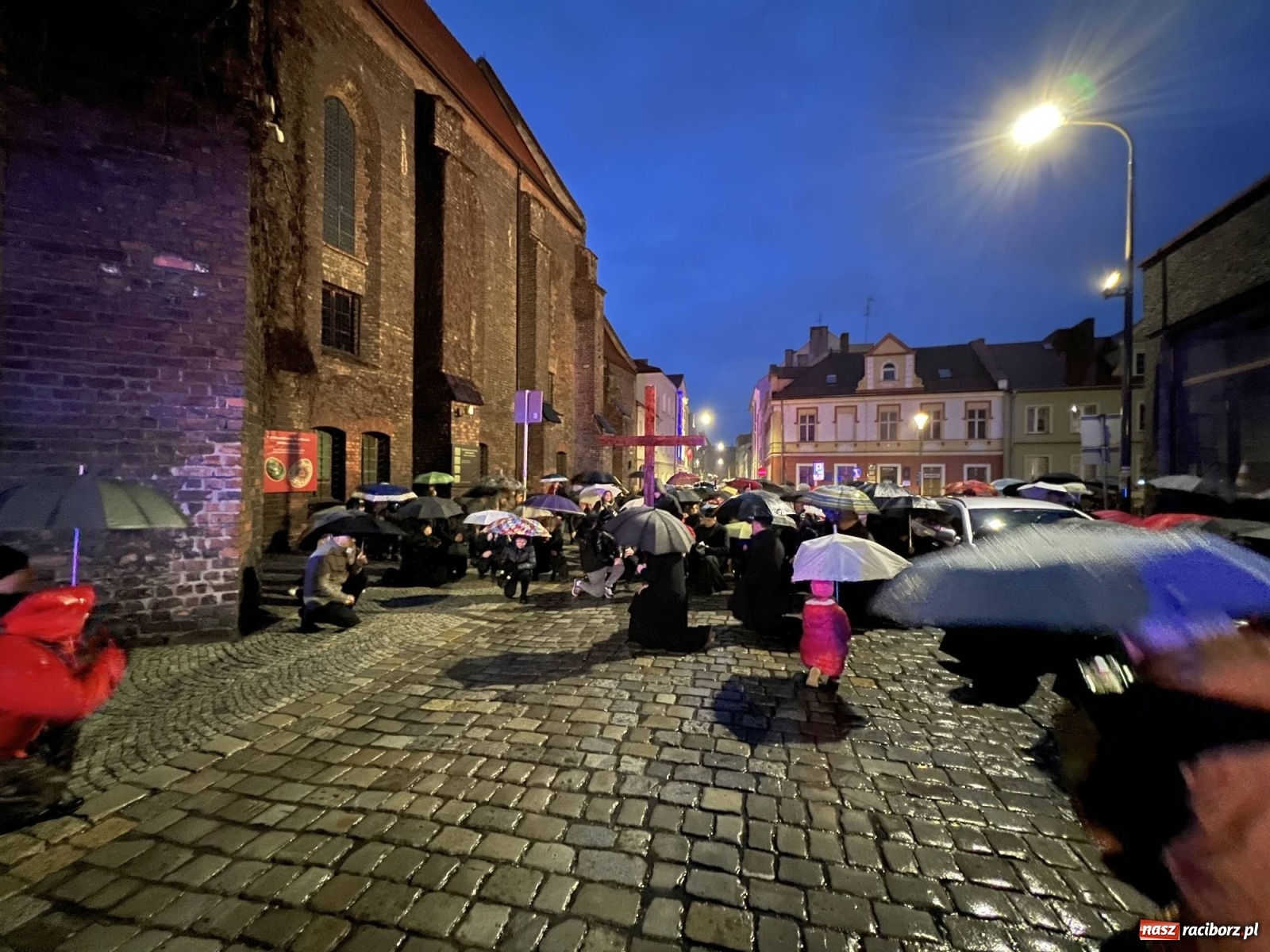 Zdjęcie w galerii na portalu naszraciborz.pl: Droga Krzyżowa ulicami Raciborza [FOTO i WIDEO] wiadomości z regionu