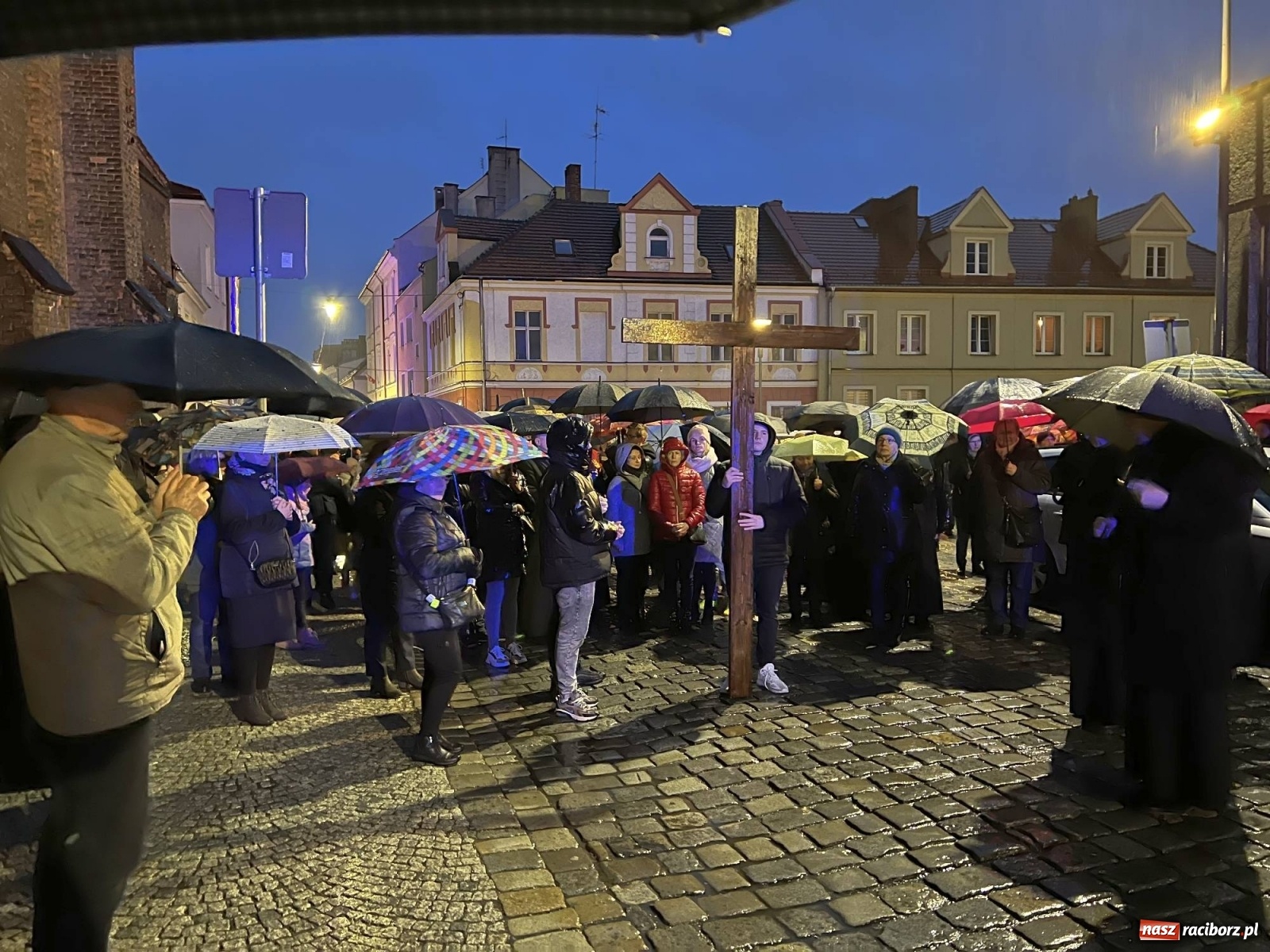 Zdjęcie w galerii na portalu naszraciborz.pl: Droga Krzyżowa ulicami Raciborza [FOTO i WIDEO] wiadomości z regionu