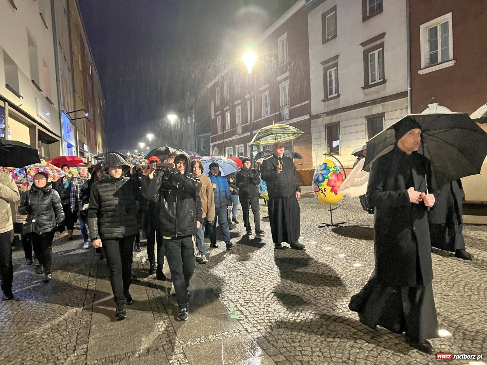 Zdjęcie w galerii na portalu naszraciborz.pl: Droga Krzyżowa ulicami Raciborza [FOTO i WIDEO] wiadomości z regionu