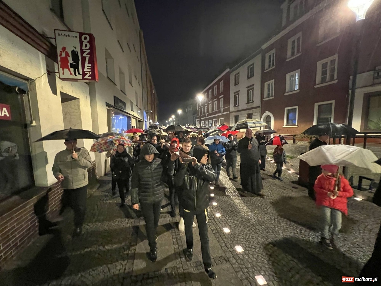 Zdjęcie w galerii na portalu naszraciborz.pl: Droga Krzyżowa ulicami Raciborza [FOTO i WIDEO] wiadomości z regionu