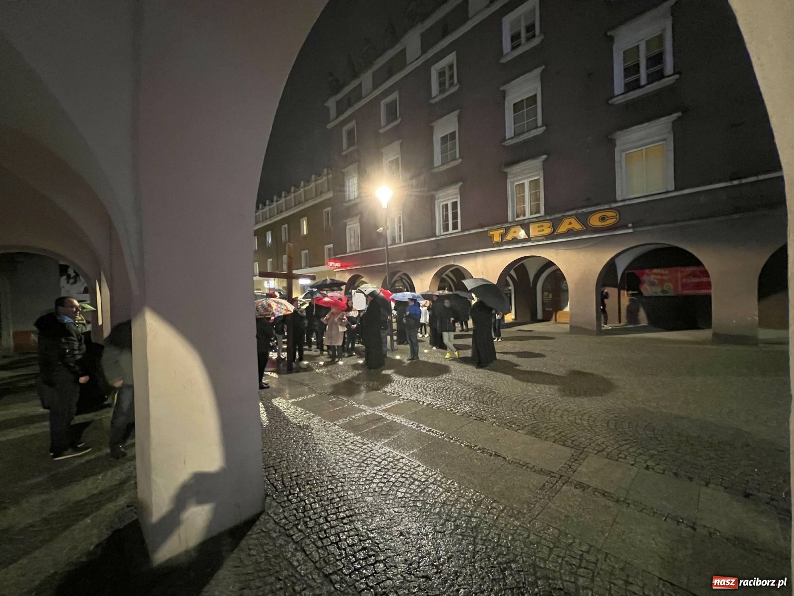 Zdjęcie w galerii na portalu naszraciborz.pl: Droga Krzyżowa ulicami Raciborza [FOTO i WIDEO] wiadomości z regionu