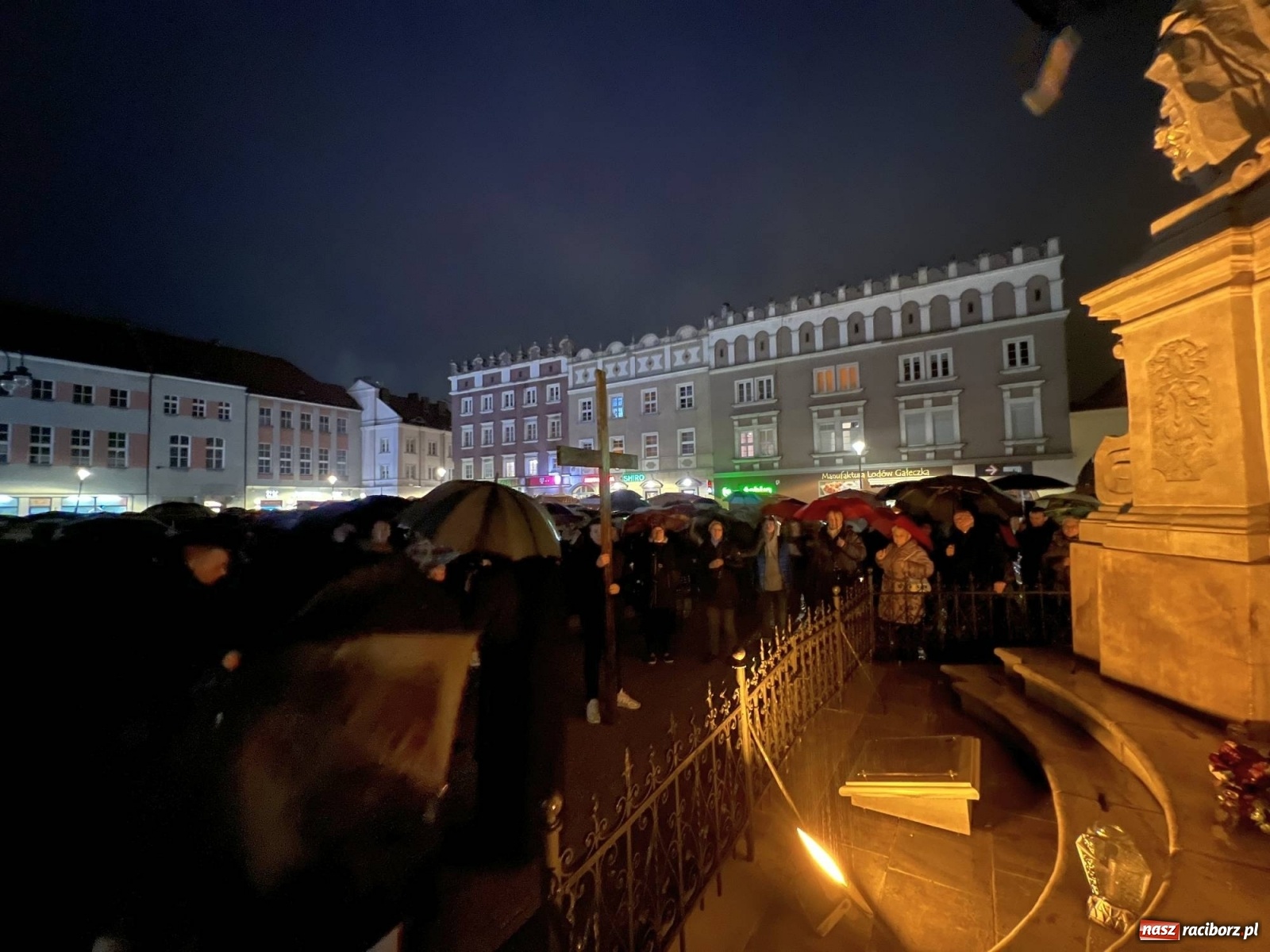 Zdjęcie w galerii na portalu naszraciborz.pl: Droga Krzyżowa ulicami Raciborza [FOTO i WIDEO] wiadomości z regionu