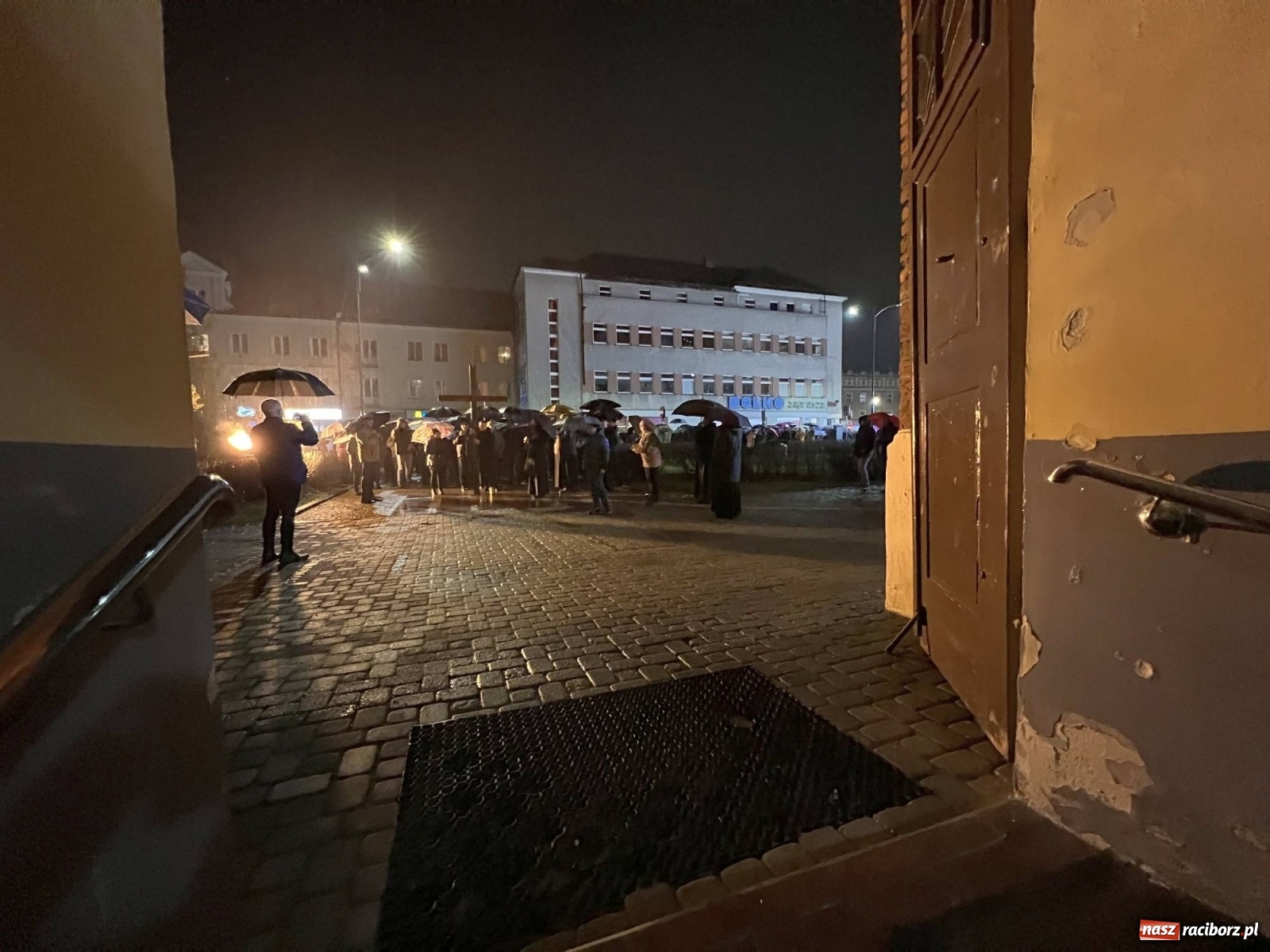 Zdjęcie w galerii na portalu naszraciborz.pl: Droga Krzyżowa ulicami Raciborza [FOTO i WIDEO] wiadomości z regionu