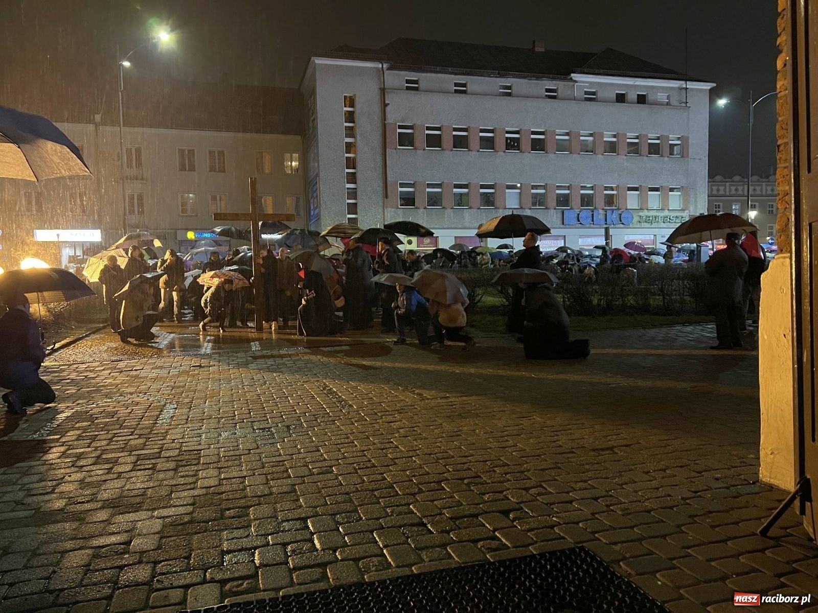 Zdjęcie w galerii na portalu naszraciborz.pl: Droga Krzyżowa ulicami Raciborza [FOTO i WIDEO] wiadomości z regionu