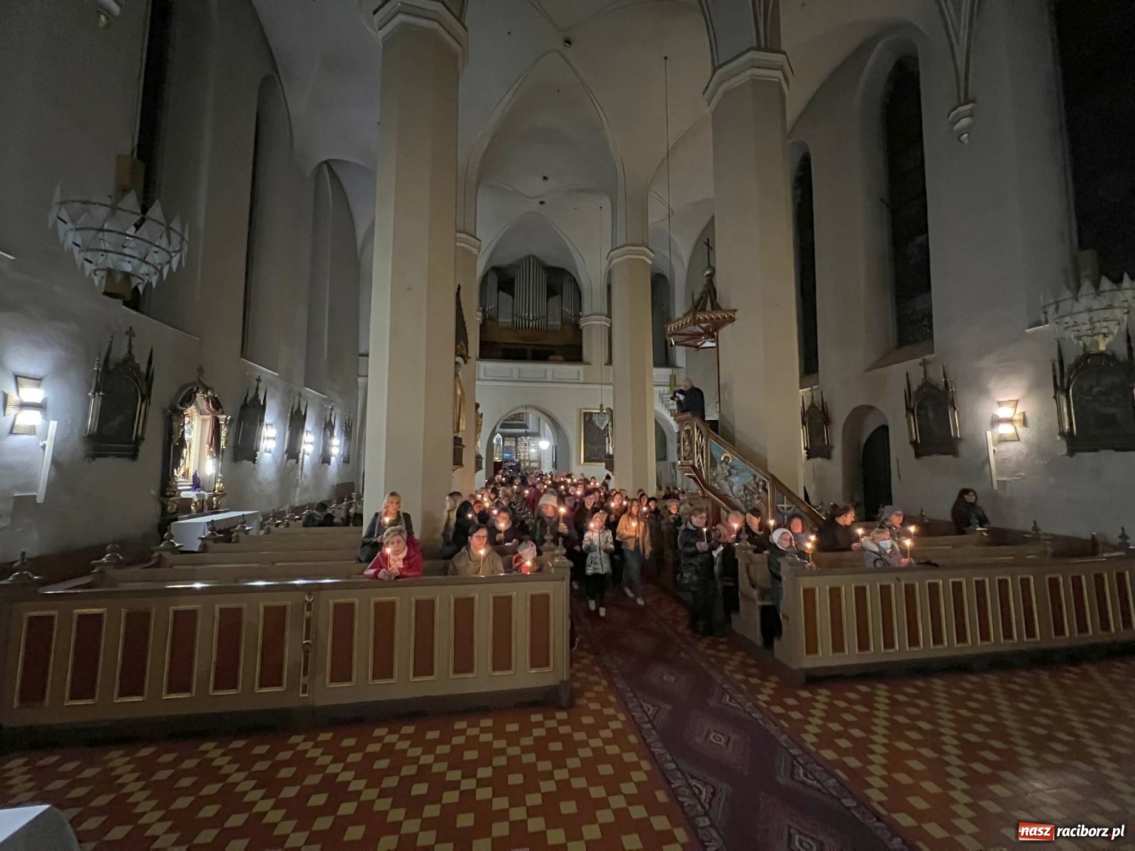Zdjęcie w galerii na portalu naszraciborz.pl: Droga Krzyżowa ulicami Raciborza [FOTO i WIDEO] wiadomości z regionu