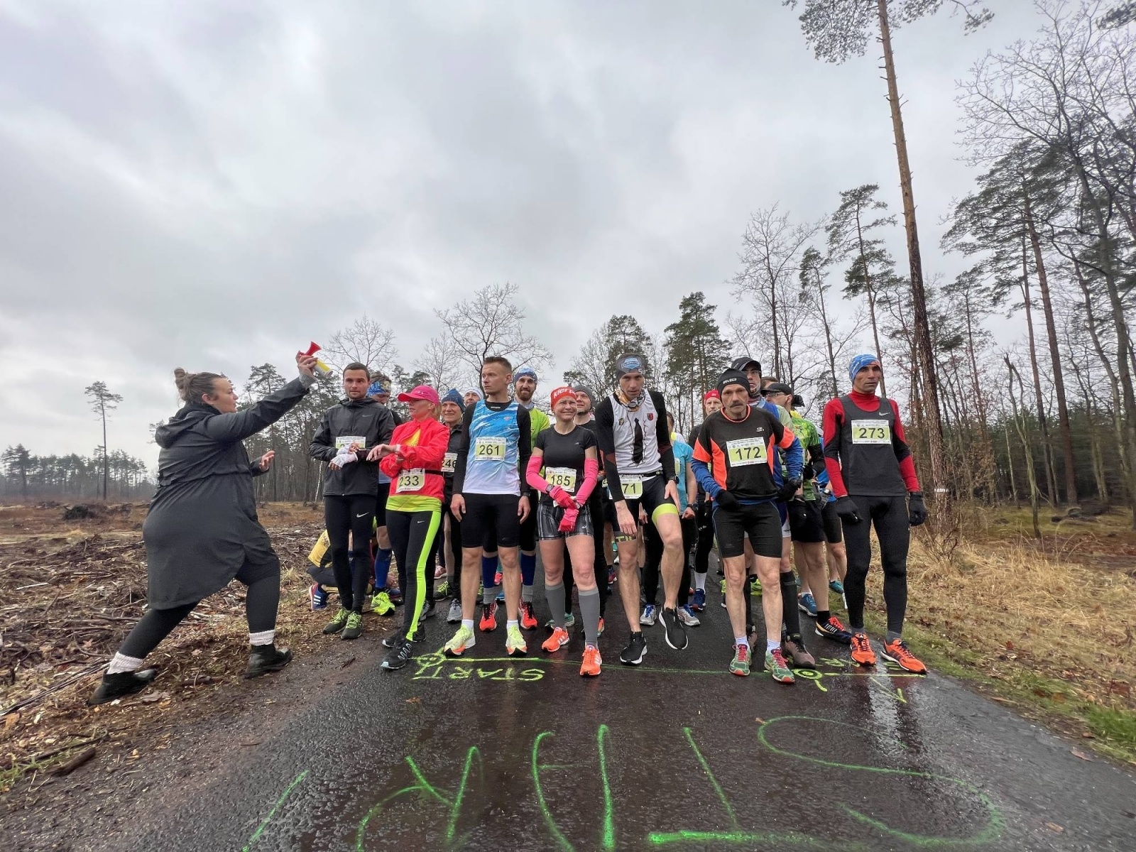 Zdjęcie w galerii na portalu naszraciborz.pl: Kuźniański Półmaraton Leśny. Były prezydent Raciborza pobiegł na swoje 80. urodziny [FOTO i WIDEO] wiadomości z regionu