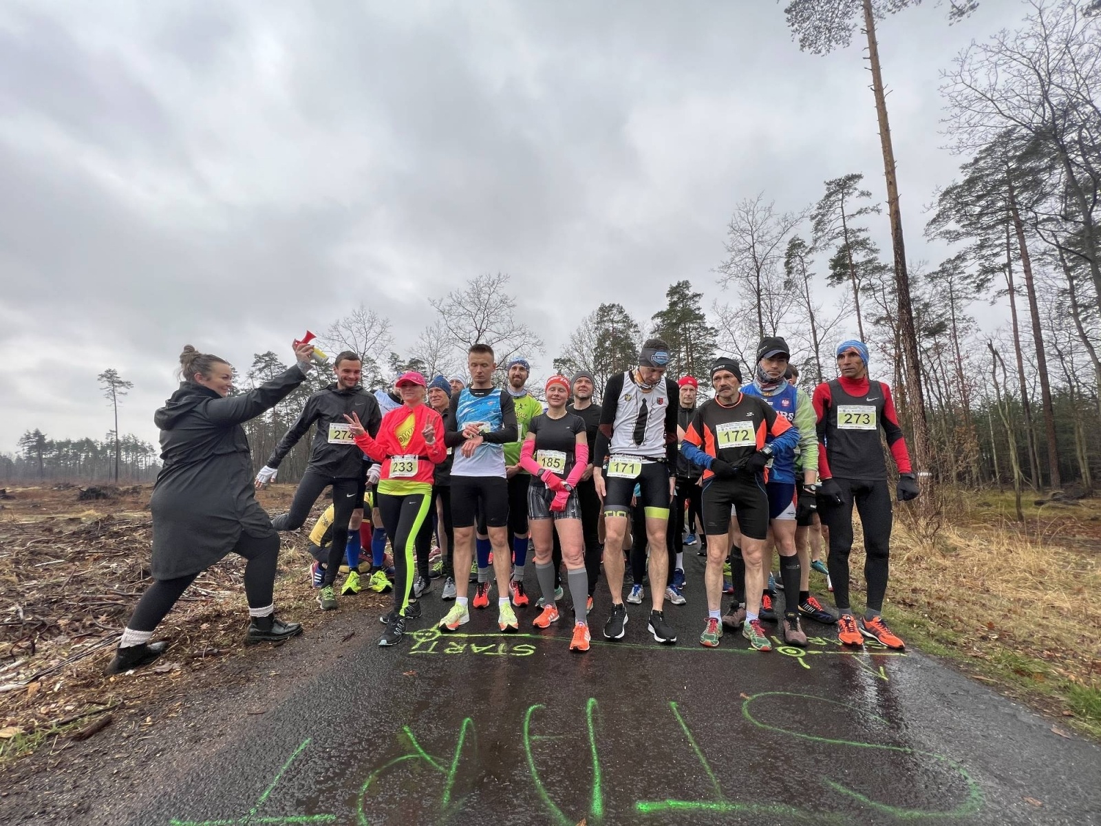 Zdjęcie w galerii na portalu naszraciborz.pl: Kuźniański Półmaraton Leśny. Były prezydent Raciborza pobiegł na swoje 80. urodziny [FOTO i WIDEO] wiadomości z regionu