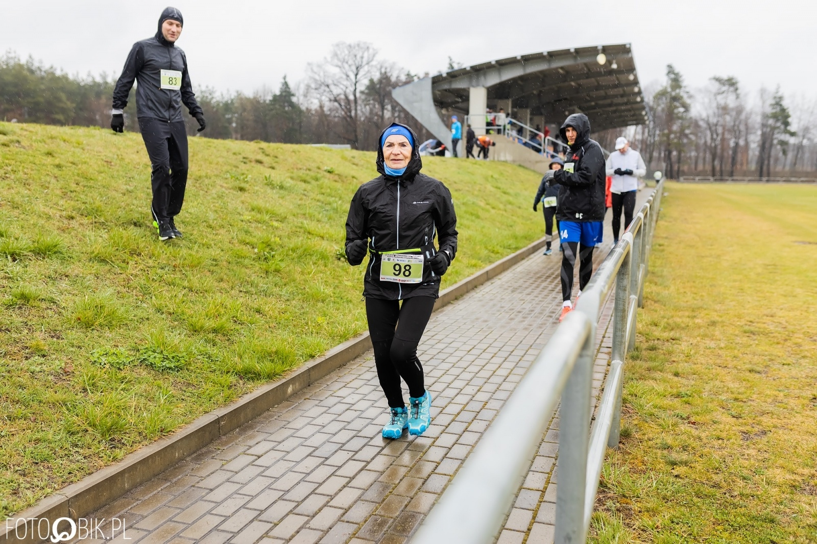 Zdjęcie w galerii na portalu naszraciborz.pl: Kuźniański Półmaraton Leśny. Były prezydent Raciborza pobiegł na swoje 80. urodziny [FOTO i WIDEO] wiadomości z regionu