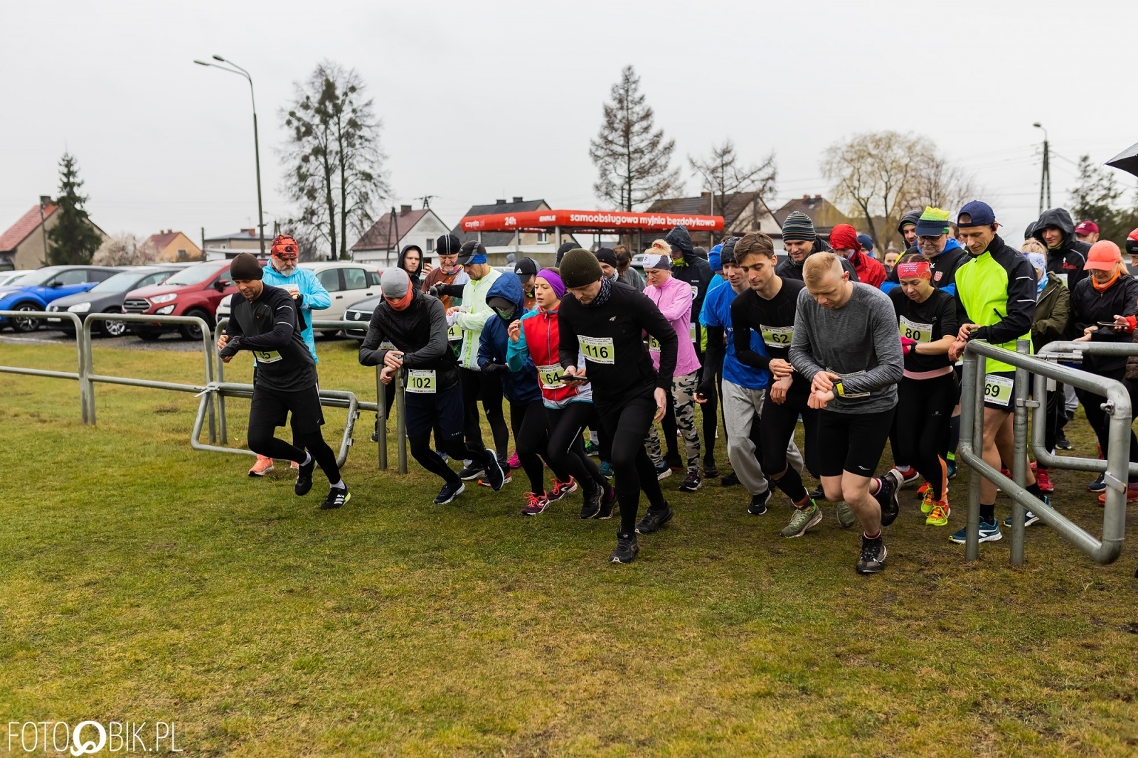 Zdjęcie w galerii na portalu naszraciborz.pl: Kuźniański Półmaraton Leśny. Były prezydent Raciborza pobiegł na swoje 80. urodziny [FOTO i WIDEO] wiadomości z regionu