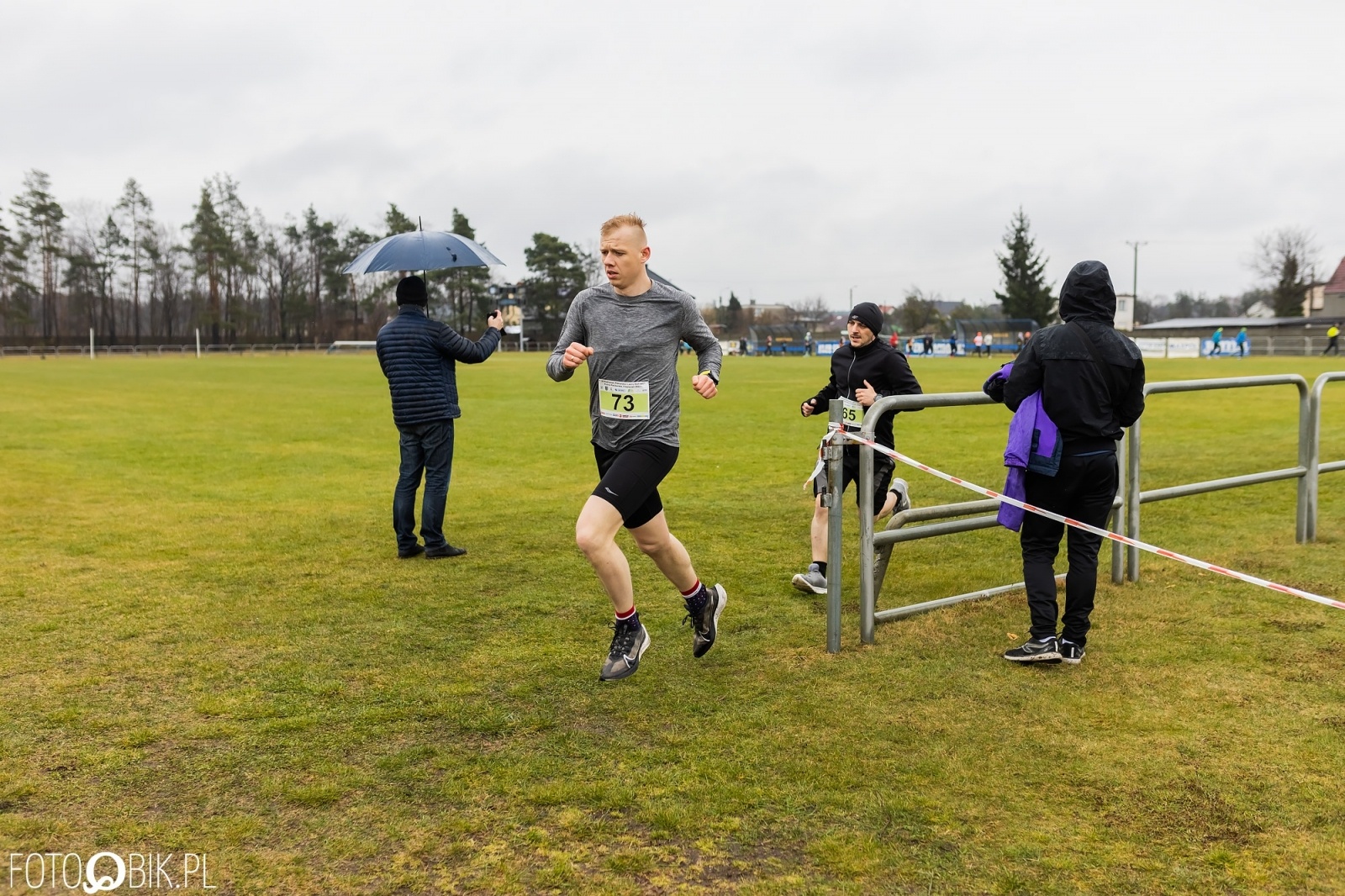 Zdjęcie w galerii na portalu naszraciborz.pl: Kuźniański Półmaraton Leśny. Były prezydent Raciborza pobiegł na swoje 80. urodziny [FOTO i WIDEO] wiadomości z regionu