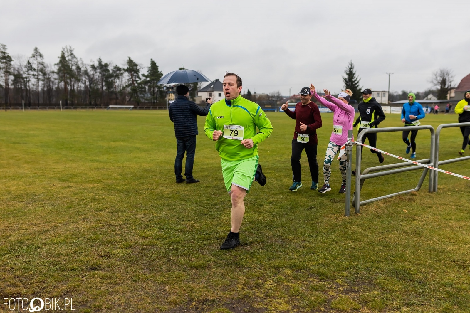 Zdjęcie w galerii na portalu naszraciborz.pl: Kuźniański Półmaraton Leśny. Były prezydent Raciborza pobiegł na swoje 80. urodziny [FOTO i WIDEO] wiadomości z regionu