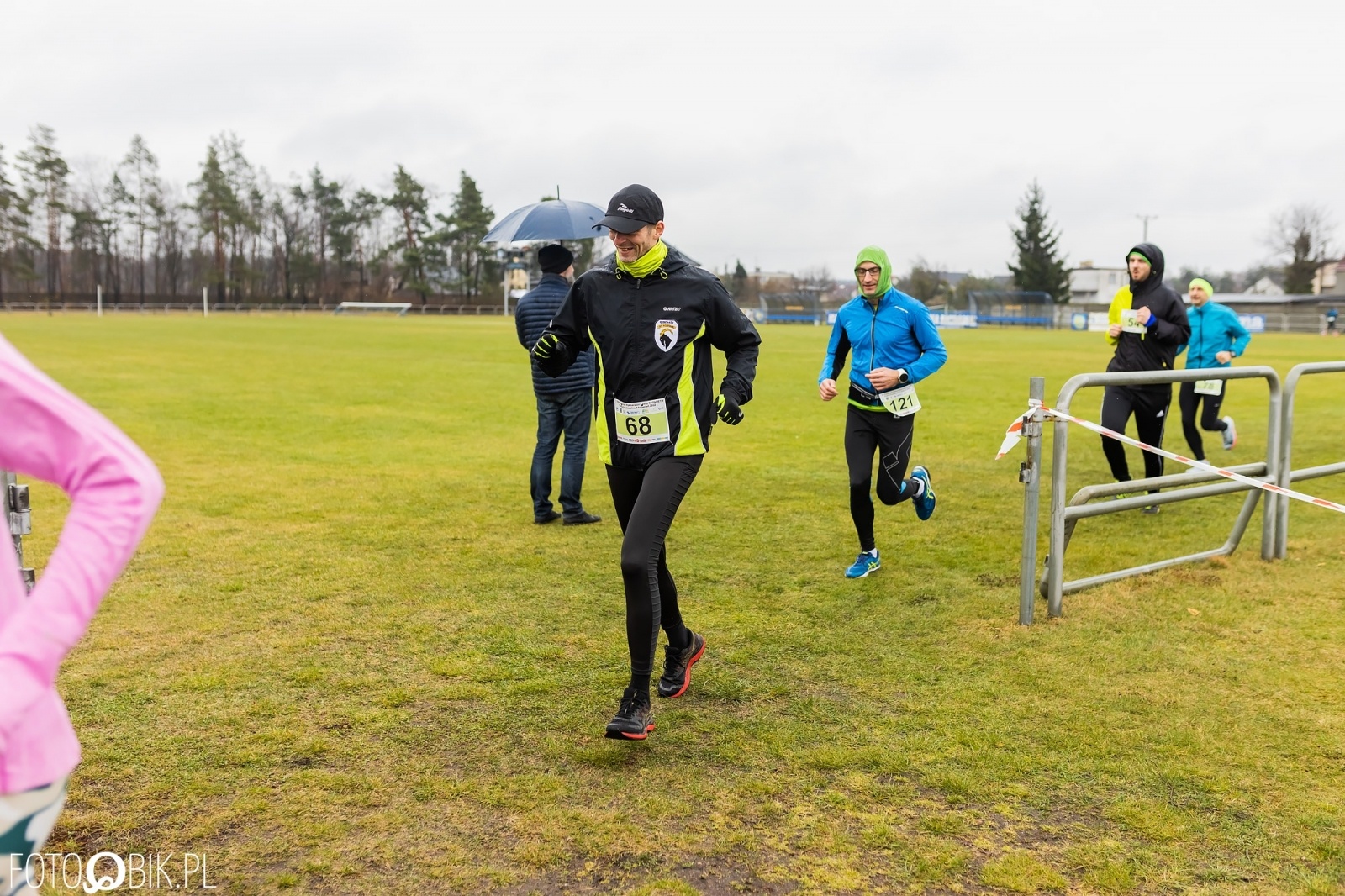 Zdjęcie w galerii na portalu naszraciborz.pl: Kuźniański Półmaraton Leśny. Były prezydent Raciborza pobiegł na swoje 80. urodziny [FOTO i WIDEO] wiadomości z regionu
