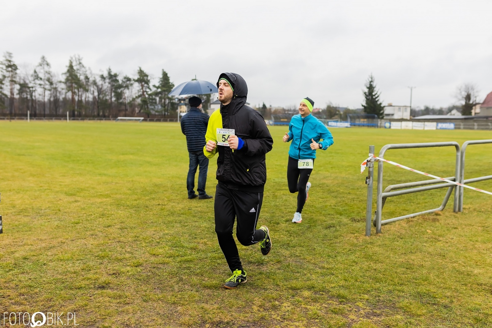 Zdjęcie w galerii na portalu naszraciborz.pl: Kuźniański Półmaraton Leśny. Były prezydent Raciborza pobiegł na swoje 80. urodziny [FOTO i WIDEO] wiadomości z regionu