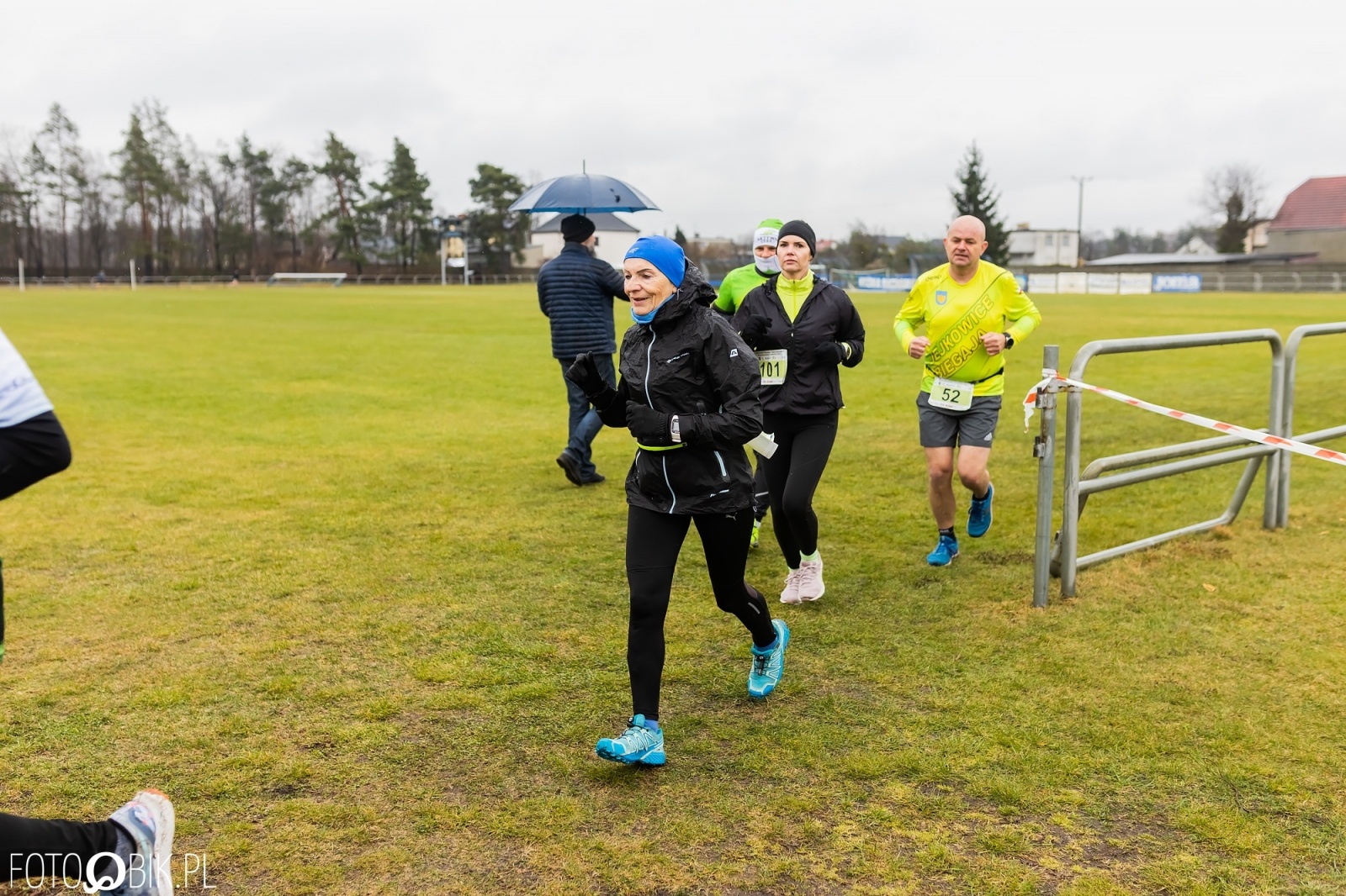 Zdjęcie w galerii na portalu naszraciborz.pl: Kuźniański Półmaraton Leśny. Były prezydent Raciborza pobiegł na swoje 80. urodziny [FOTO i WIDEO] wiadomości z regionu