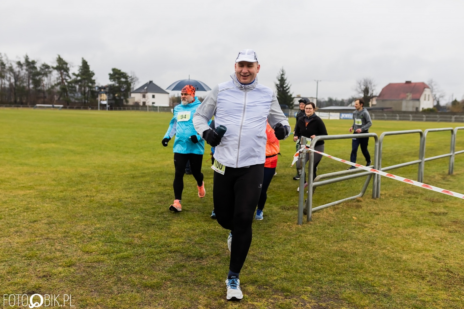 Zdjęcie w galerii na portalu naszraciborz.pl: Kuźniański Półmaraton Leśny. Były prezydent Raciborza pobiegł na swoje 80. urodziny [FOTO i WIDEO] wiadomości z regionu